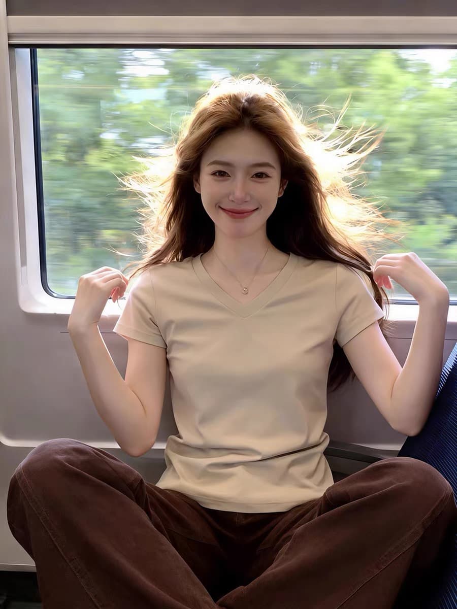한 부서 미니멀리즘 기초 섹션 밀크 티 색상 V넥 몸매 가꾸기 반팔 티셔츠 여성 2026 새로운 여름 핫걸 꼬집기 허리 위로 의류