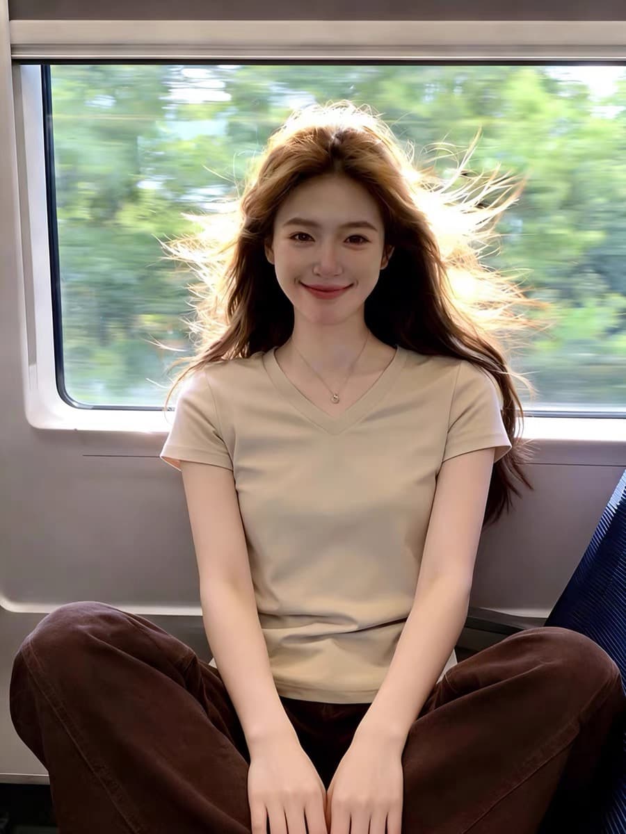 한 부서 미니멀리즘 기초 섹션 밀크 티 색상 V넥 몸매 가꾸기 반팔 티셔츠 여성 2026 새로운 여름 핫걸 꼬집기 허리 위로 의류 이미지 4
