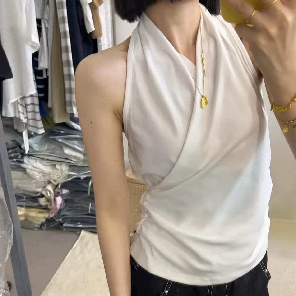 프랑스식 고급 센스 V넥 행침 목 조끼 여성 2026 여름 새로운 주름 몸매 가꾸기 슬림해 보이는 아름다움 뒤로 외출용 맨위 이미지 5