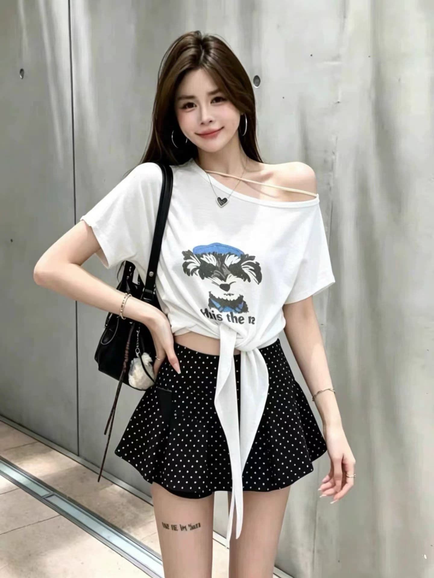 2026 여름 한 핫걸 디자인 센스 비스듬한 칼라 오프숄더 레이스업 허리 수축 쇼트 스타일 만화 프린트 핫걸 티셔츠 트렌디 상세 이미지 3