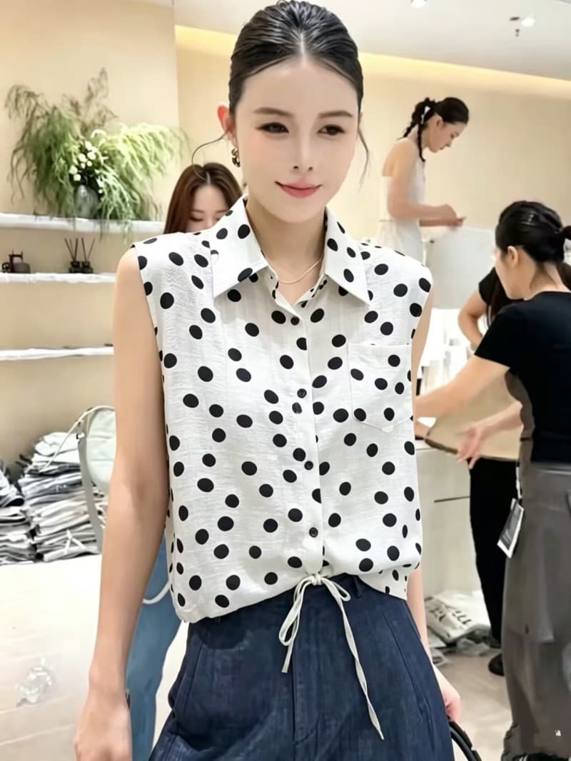 어깨 민소매 셔츠 조끼 디자인 센스 작은 대중 여성 2026 여름 새로운 도트 무늬 작은 셔츠 밑단 펌프 로프 짧은 맨위 상세 이미지 4