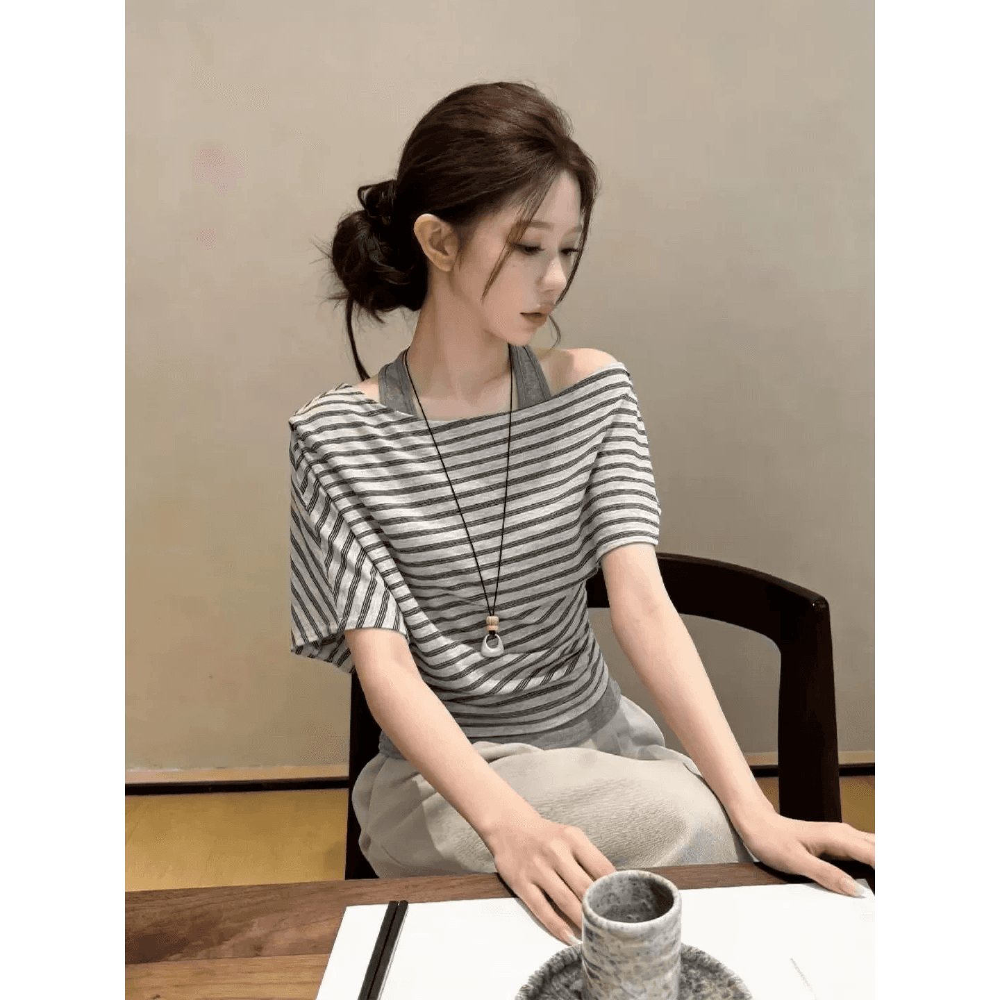 페이크 레이어드 스트라이프 오프숄더 반팔 티셔츠 여성 여름 2026 새로운 패션 디자인 센스 허리 수축 오프숄더 맨위 이미지 5