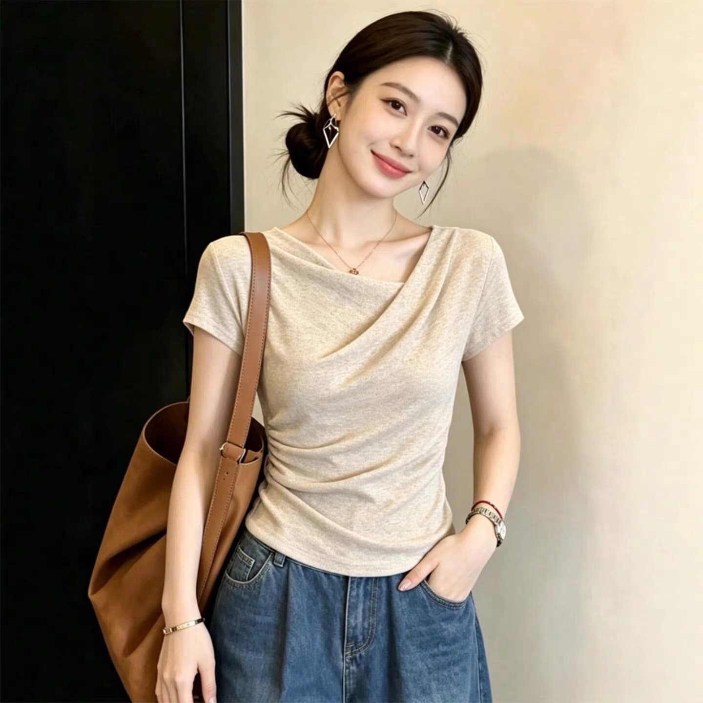 카키 색 펌프 Pleat 몸매 가꾸기 비스듬한 칼라 반팔 티셔츠 여성 2026 여름 품격 빛 사람들 코치 착용 가져 가라. 부드러운 맨위