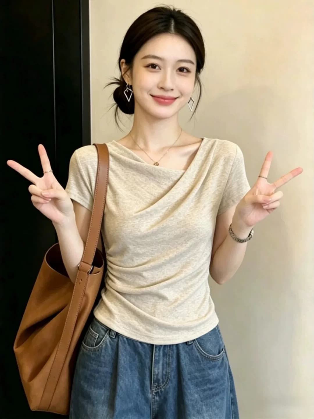 카키 색 펌프 Pleat 몸매 가꾸기 비스듬한 칼라 반팔 티셔츠 여성 2026 여름 품격 빛 사람들 코치 착용 가져 가라. 부드러운 맨위 이미지 2