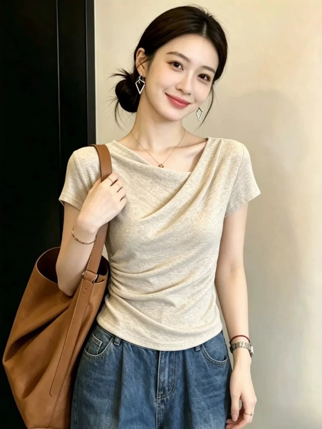카키 색 펌프 Pleat 몸매 가꾸기 비스듬한 칼라 반팔 티셔츠 여성 2026 여름 품격 빛 사람들 코치 착용 가져 가라. 부드러운 맨위 상세 이미지 6