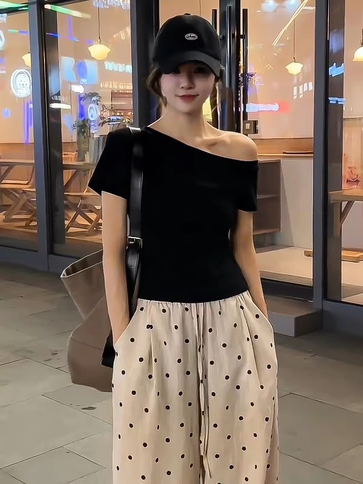 한 부서 착용 가져 가라. 검정색 오프숄더 반팔 티셔츠 여성 2025 여름 새로운 몸매 가꾸기 비스듬한 어깨 고유 한 아름다운 작은 맨위 상세 이미지 1