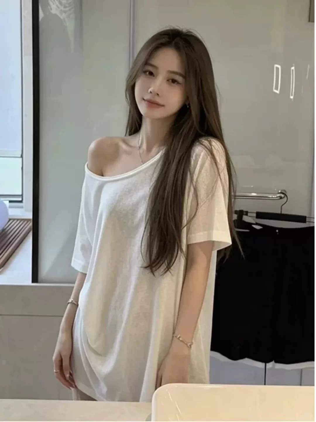 오프숄더 화이트 반팔 티셔츠 여성 여름 얇은 스타일 다용도 루즈핏 캐주얼 느긋한 바람 비스듬한 어깨 자외선 차단 블라우스 맨위 상세 이미지 2