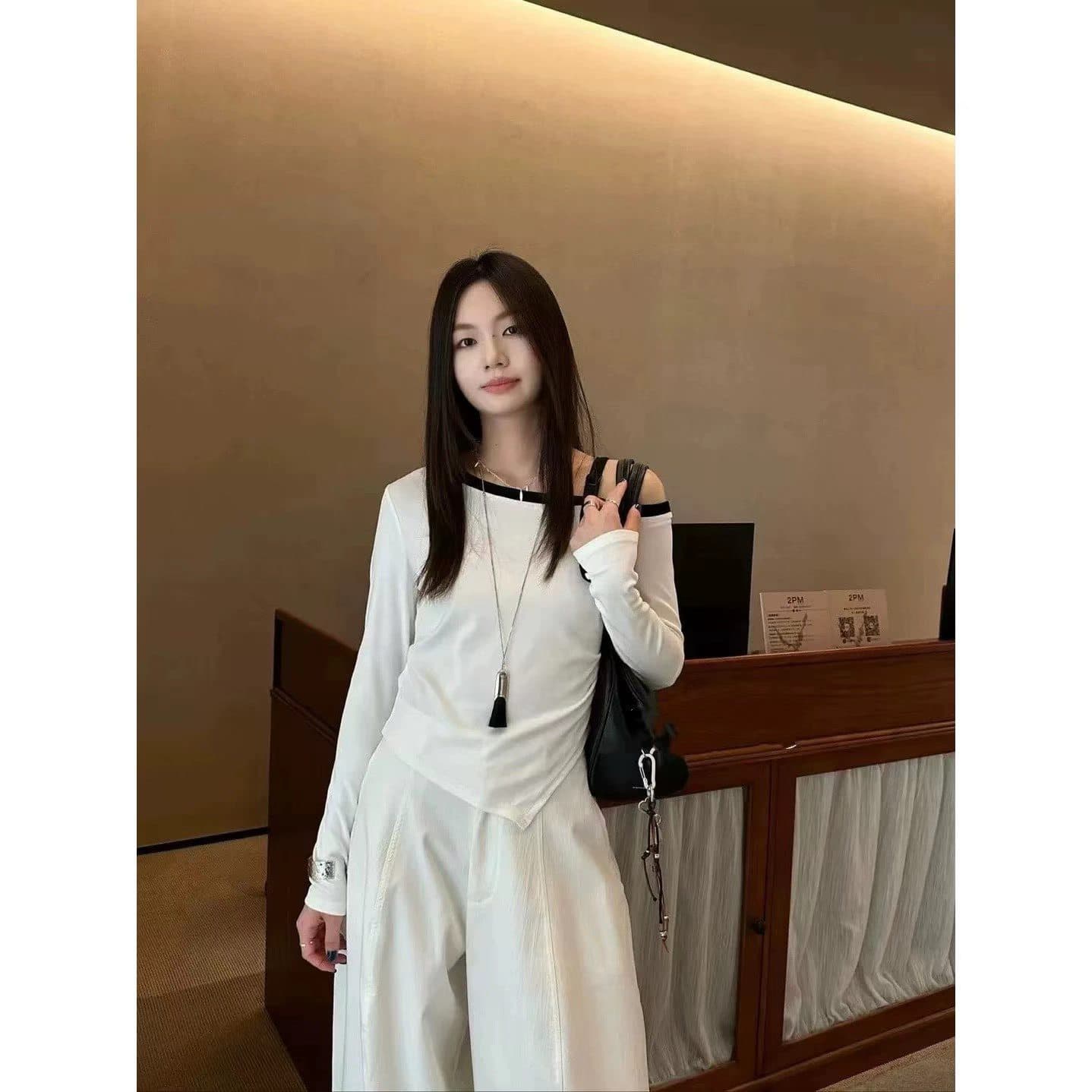 2026 조기 가을 새로운 한국 스타일 보트넥 비스듬한 어깨 디자인 센스 패치워크 색상 화이트 오프숄더 긴팔 티셔츠 맨위 여성 상세 이미지 2