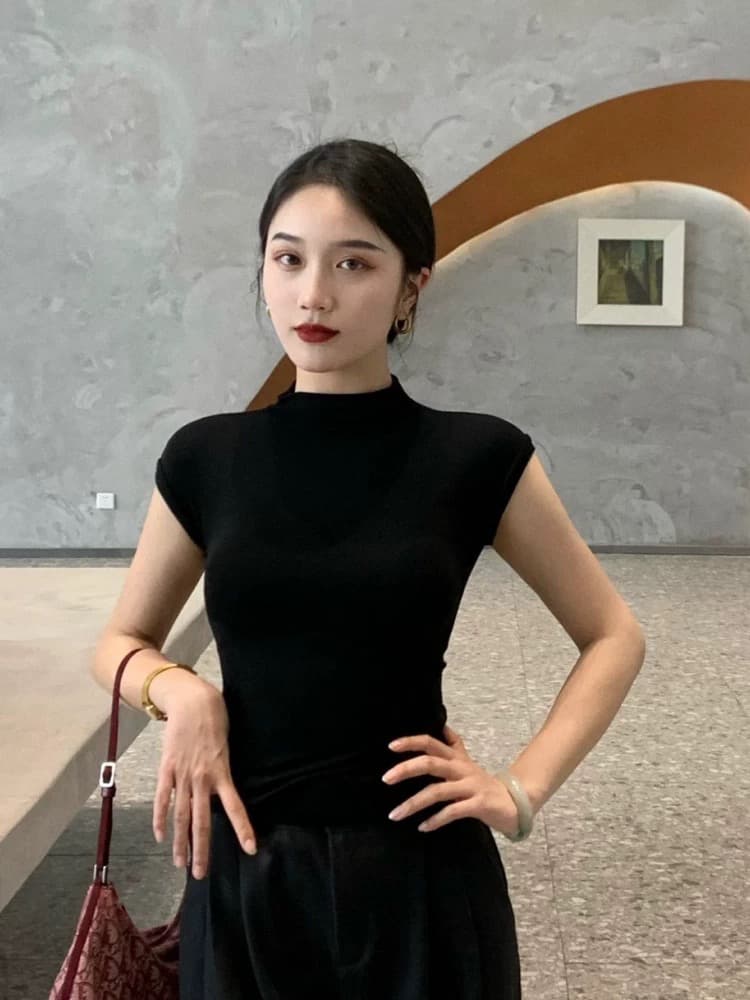 반하이넥 검정색 니트 반팔 티셔츠 여성 여름 2026 새로운 폭발 긍정적 인 어깨 타이트 쇼트 스타일 인사이드 잡아라. 의류 이미지 3