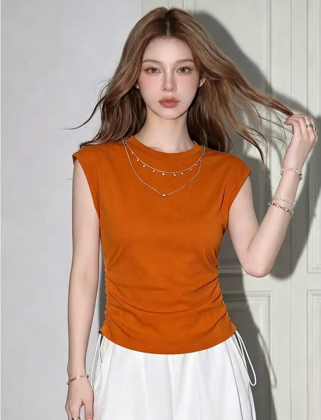 2026 여름 새로운 라운드 넥 단색 미니멀리즘 작은 날다 소매 티셔츠 여성 작은 대중 주름 허리 수축 슬림해 보이는 연령 감소 맨위 이미지 4