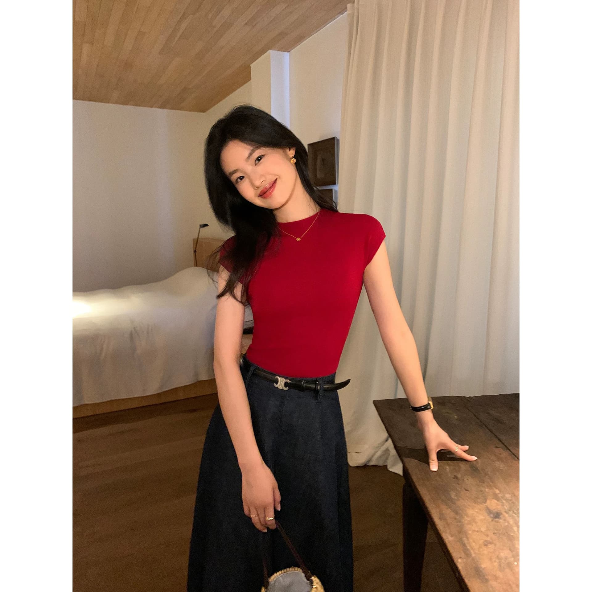 pusumede 검정색 디자인 센스 니트 반팔 티셔츠 여성 여름 새로운 다용도 품격 몸매 가꾸기 만나는 맨위