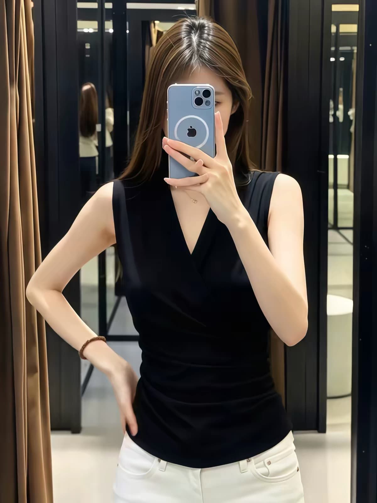 검정색 V넥 주름 슬림해 보이는 민소매 조끼 여성 2026 새로운 여름 몸매 가꾸기 기본 셔츠 고급 센스 작은 맨위 이미지 4