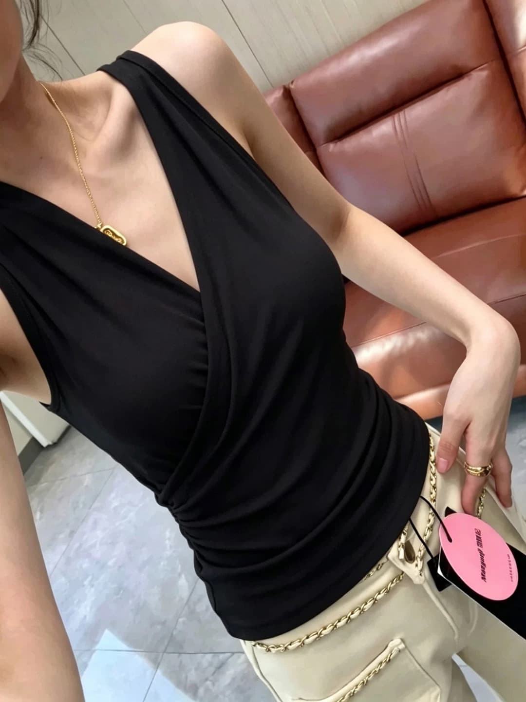 프랑스식 섹시함 V넥 검정색 민소매 티셔츠 여성 의류 여름 새로운 올해 인기 폭발 허리 수축 디스플레이 얇고 작은 맨위 상세 이미지 2
