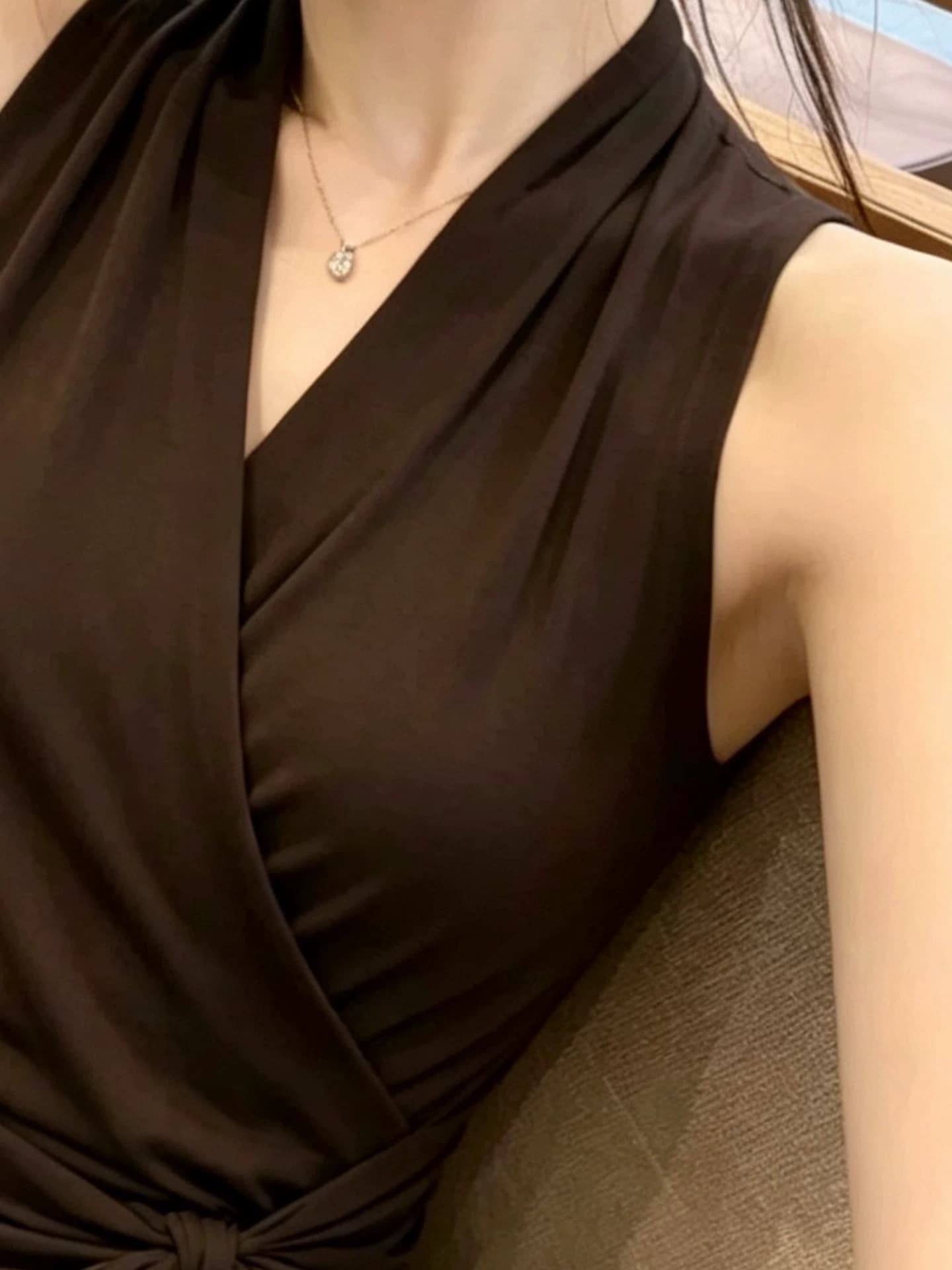 한 부서 품격 십자가 V넥 스트랩 민소매 조끼 여성 2026 여름 새로운 허리 수축 슬림해 보이는 그레이트 봐. 의류 이미지 4