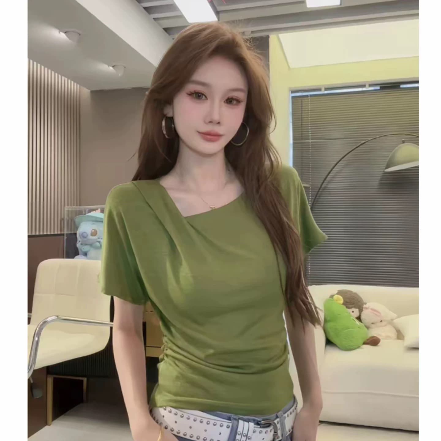 한 부서 단색 불규칙 주름 비스듬한 반팔 티셔츠 여성 2026 여름 새로운 몸매 가꾸기 슬림해 보이는 그레이트 봐. 의류