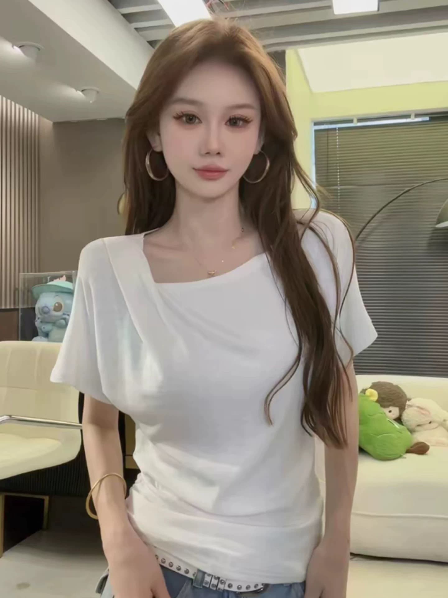 한 부서 단색 불규칙 주름 비스듬한 반팔 티셔츠 여성 2026 여름 새로운 몸매 가꾸기 슬림해 보이는 그레이트 봐. 의류 상세 이미지 1