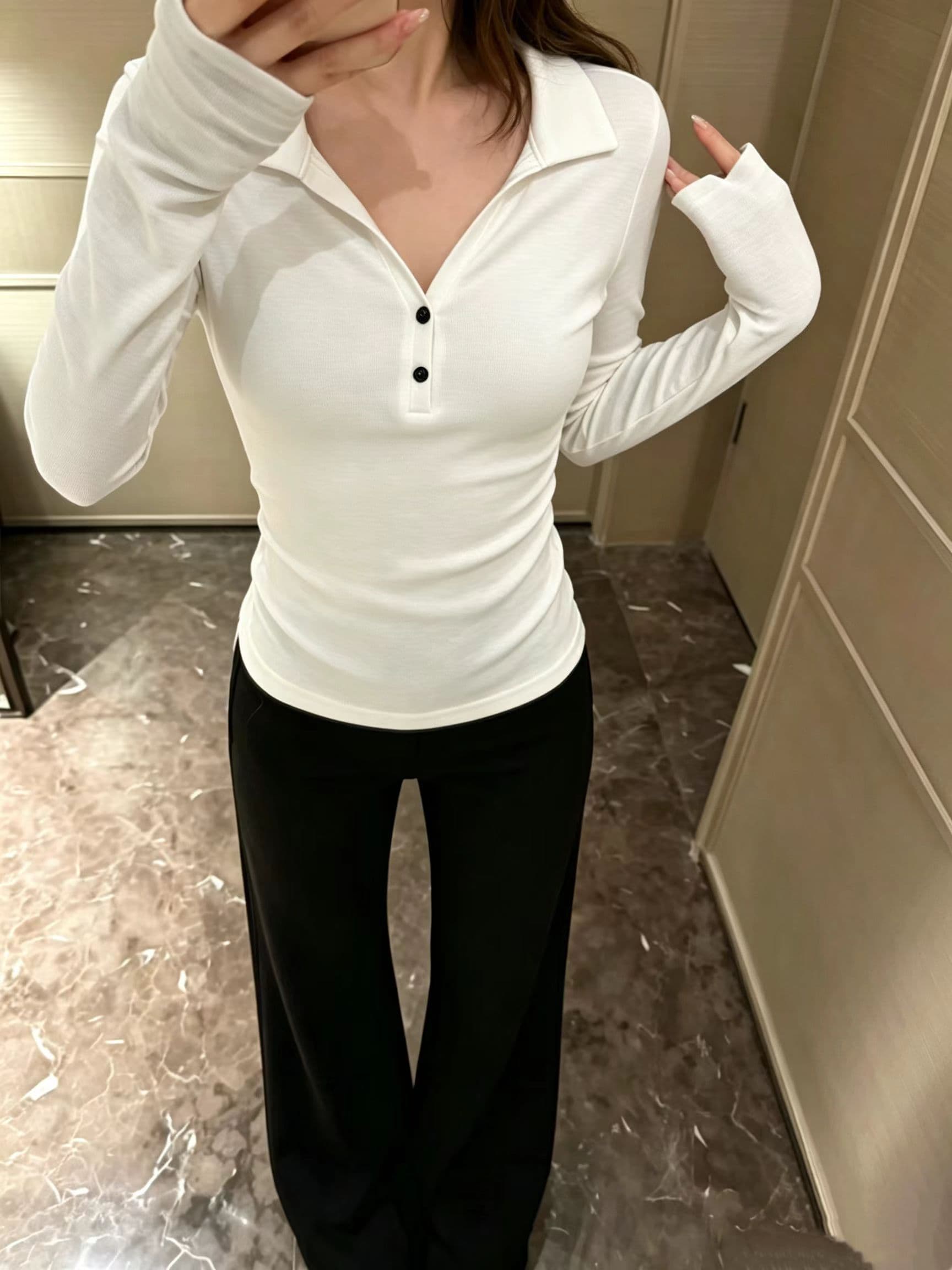 2026 이른 가을 새로운 반 개방 칼라 단추 미니멀리즘 긴팔 티셔츠 여성 의류 작은 대중 몸매 가꾸기 슬림해 보이는 기본 셔츠 맨위