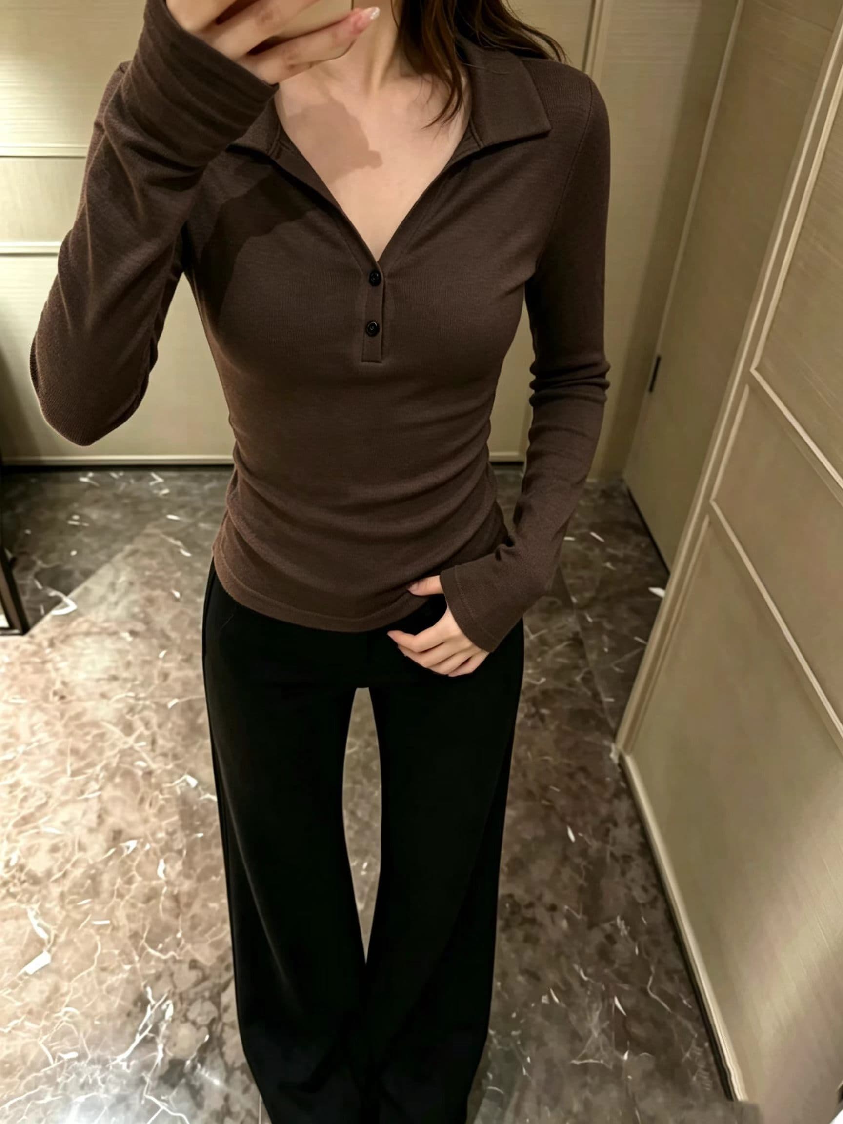 2026 이른 가을 새로운 반 개방 칼라 단추 미니멀리즘 긴팔 티셔츠 여성 의류 작은 대중 몸매 가꾸기 슬림해 보이는 기본 셔츠 맨위 상세 이미지 7