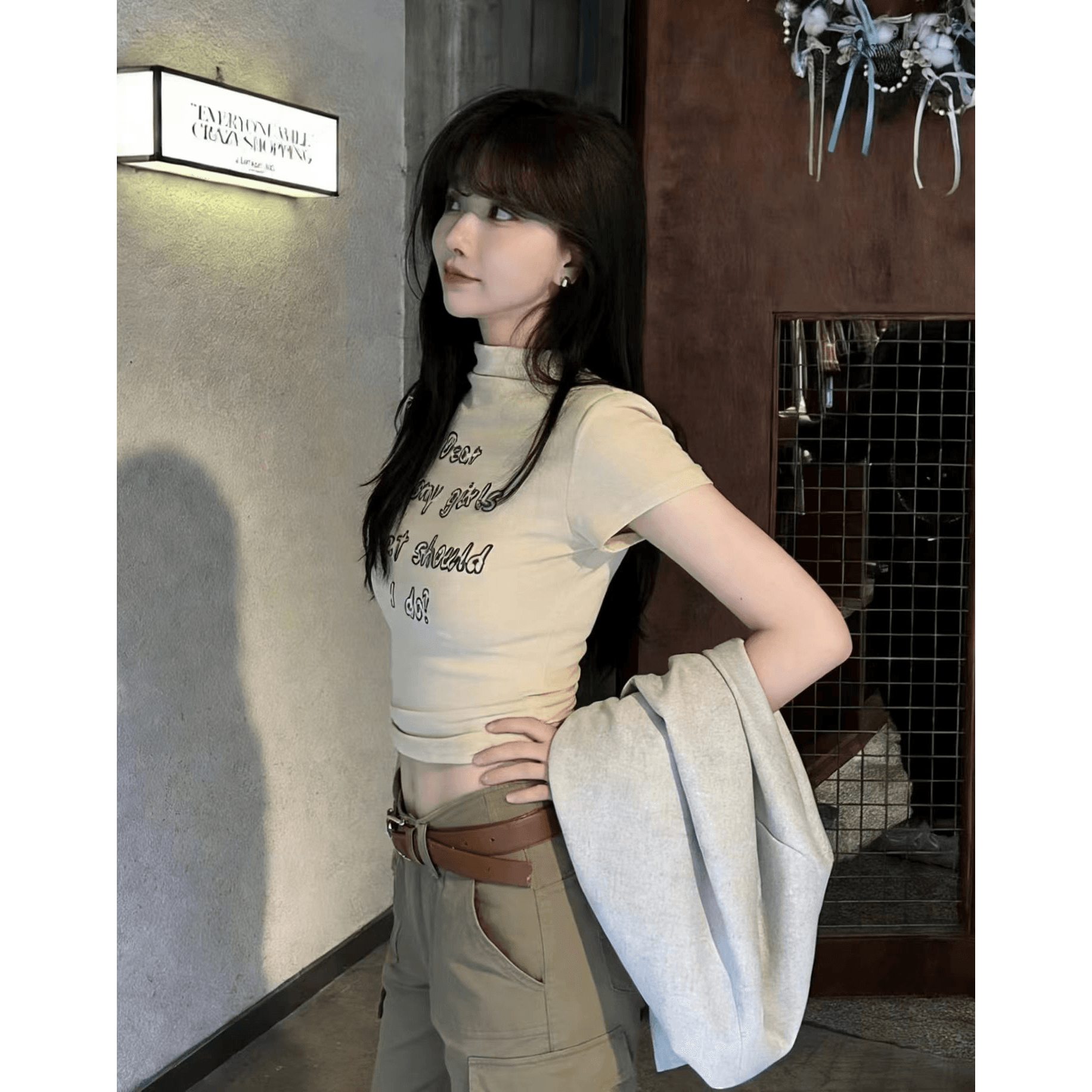 알파벳 프린트 반하이넥 반팔 티셔츠 여성 2026 새로운 몸매 가꾸기 슬림해 보이는 긍정적 인 어깨 쇼트 스타일 만나는 작은 셔츠 맨위 이미지 5