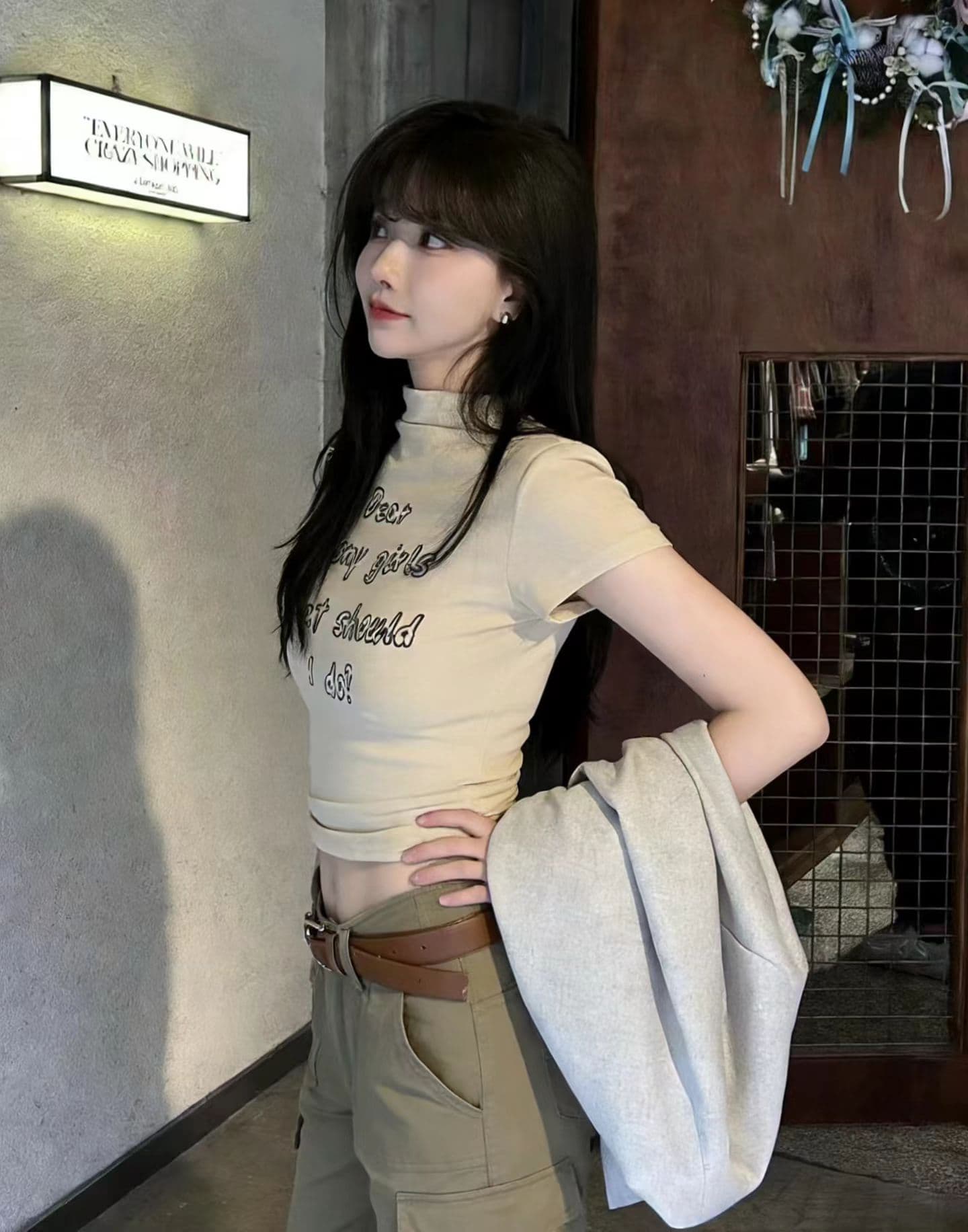 알파벳 프린트 반하이넥 반팔 티셔츠 여성 2026 새로운 몸매 가꾸기 슬림해 보이는 긍정적 인 어깨 쇼트 스타일 만나는 작은 셔츠 맨위 상세 이미지 7