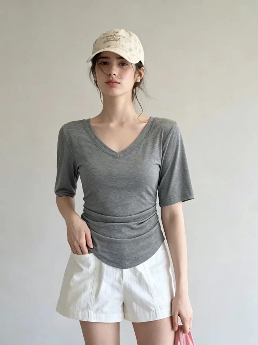 몸매 가꾸기 V넥 반팔 티셔츠 여성 여름 새로운 표지 고기 5 점 소매 디자인 회색 순수한 욕망 바람 허리 수축 주름 맨위
