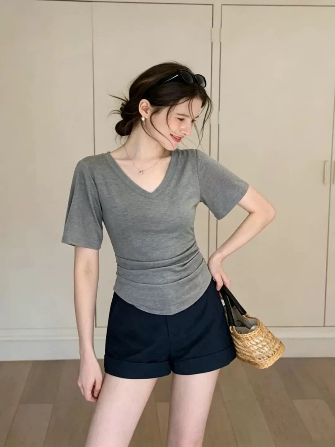 몸매 가꾸기 V넥 반팔 티셔츠 여성 여름 새로운 표지 고기 5 점 소매 디자인 회색 순수한 욕망 바람 허리 수축 주름 맨위 이미지 4