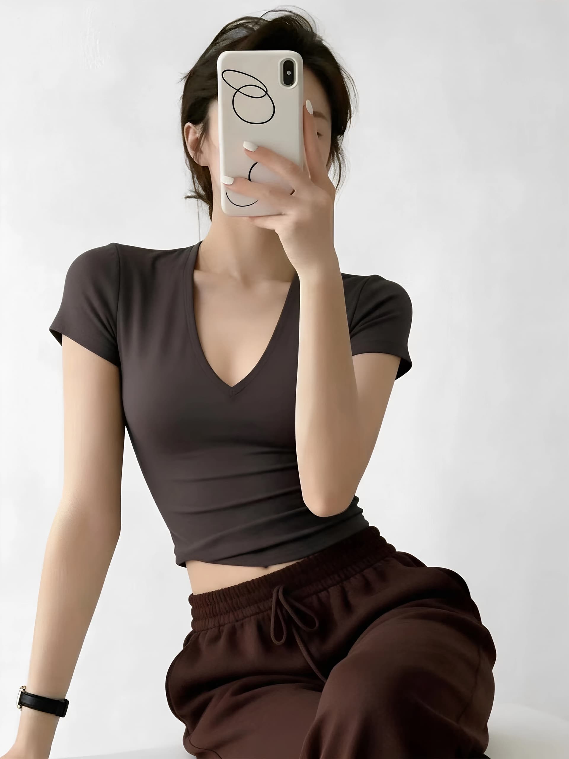 검정색 V넥 아메리칸 핫걸 긍정적 인 어깨 반팔 티셔츠 여성 여름 고급 센스 미니멀리즘 얇은 스타일 몸매 가꾸기 슬림해 보이는 인사이드 잡아라. 의류 이미지 3