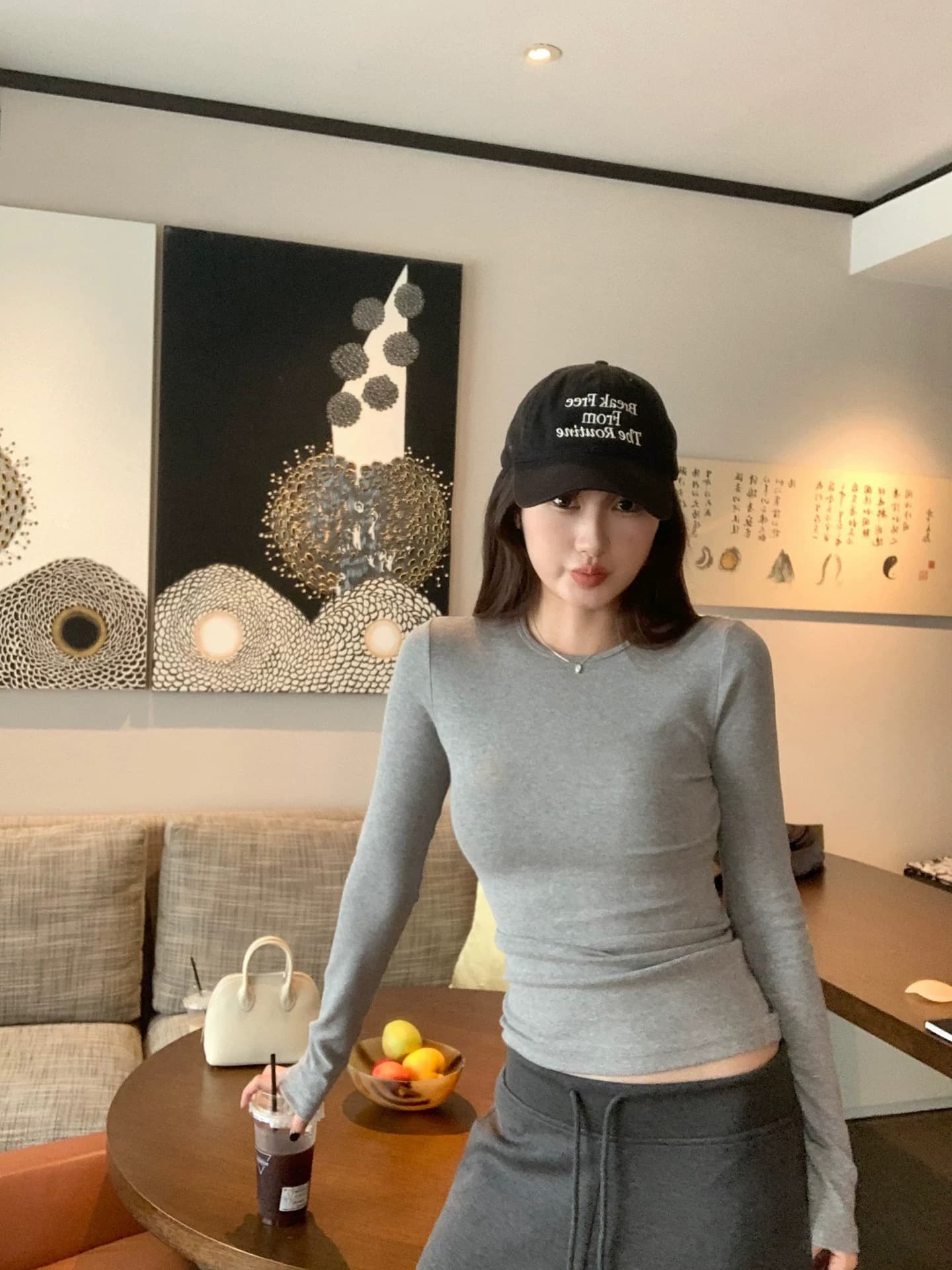 white studio 좋은 착용 탄도 기초 섹션 라운드 넥 긴팔 맨위 삼색 티셔츠 기본 셔츠 긍정적 인 어깨 여성 이미지 3