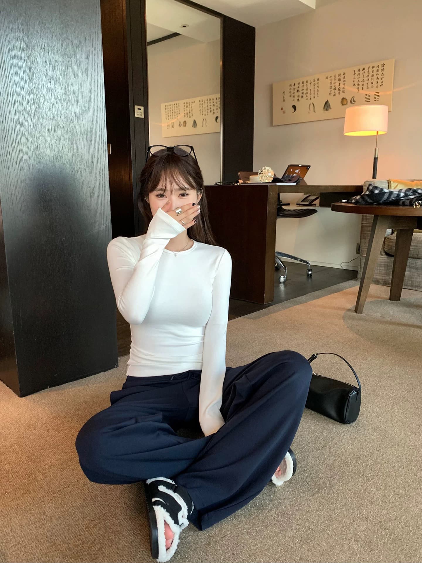 white studio 좋은 착용 탄도 기초 섹션 라운드 넥 긴팔 맨위 삼색 티셔츠 기본 셔츠 긍정적 인 어깨 여성 상세 이미지 5