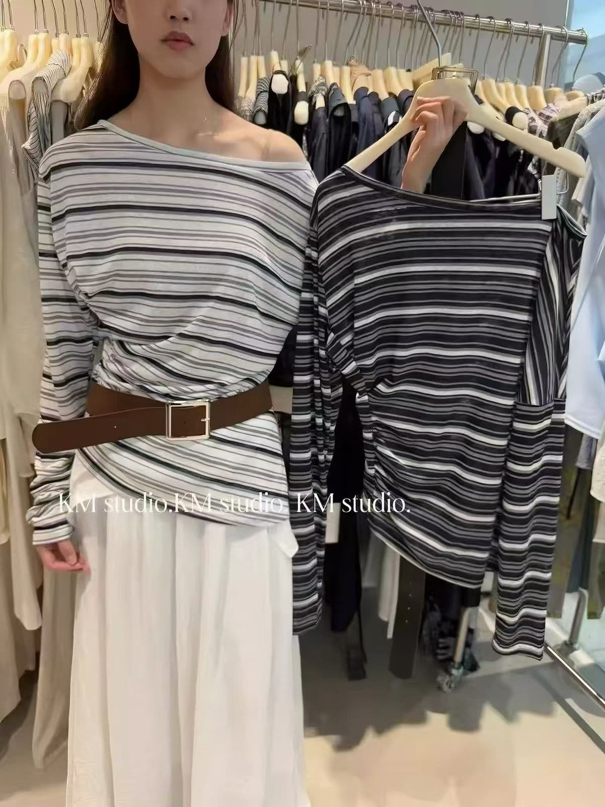 조기 가을 얇은 스타일 허리 수축 불규칙 펌프 Pleat 보트넥 오프숄더 맨위 한 부서 스트라이프 비스듬한 어깨 긴팔 티셔츠 여성 이미지 4