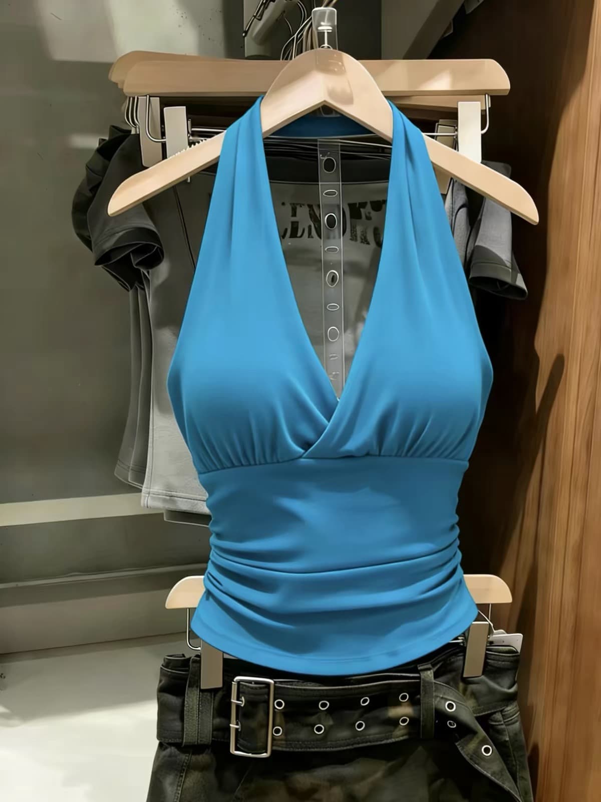 패션 익스트림 제인 바람 화이트 V넥 행침 목 벨트 가슴 패드 조끼 여성 여름 새로운 디자인 센스 몸매 가꾸기 슬림해 보이는 맨위 이미지 3