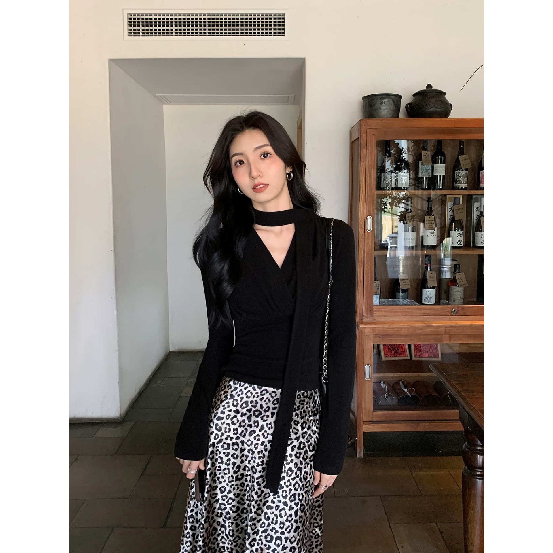 mulvan 검정색 쇼트 스타일 V넥 맨위 여성 디자인 센스 몸매 가꾸기 품격 슬림해 보이는 리본 니트 기본 셔츠 상세 이미지 6
