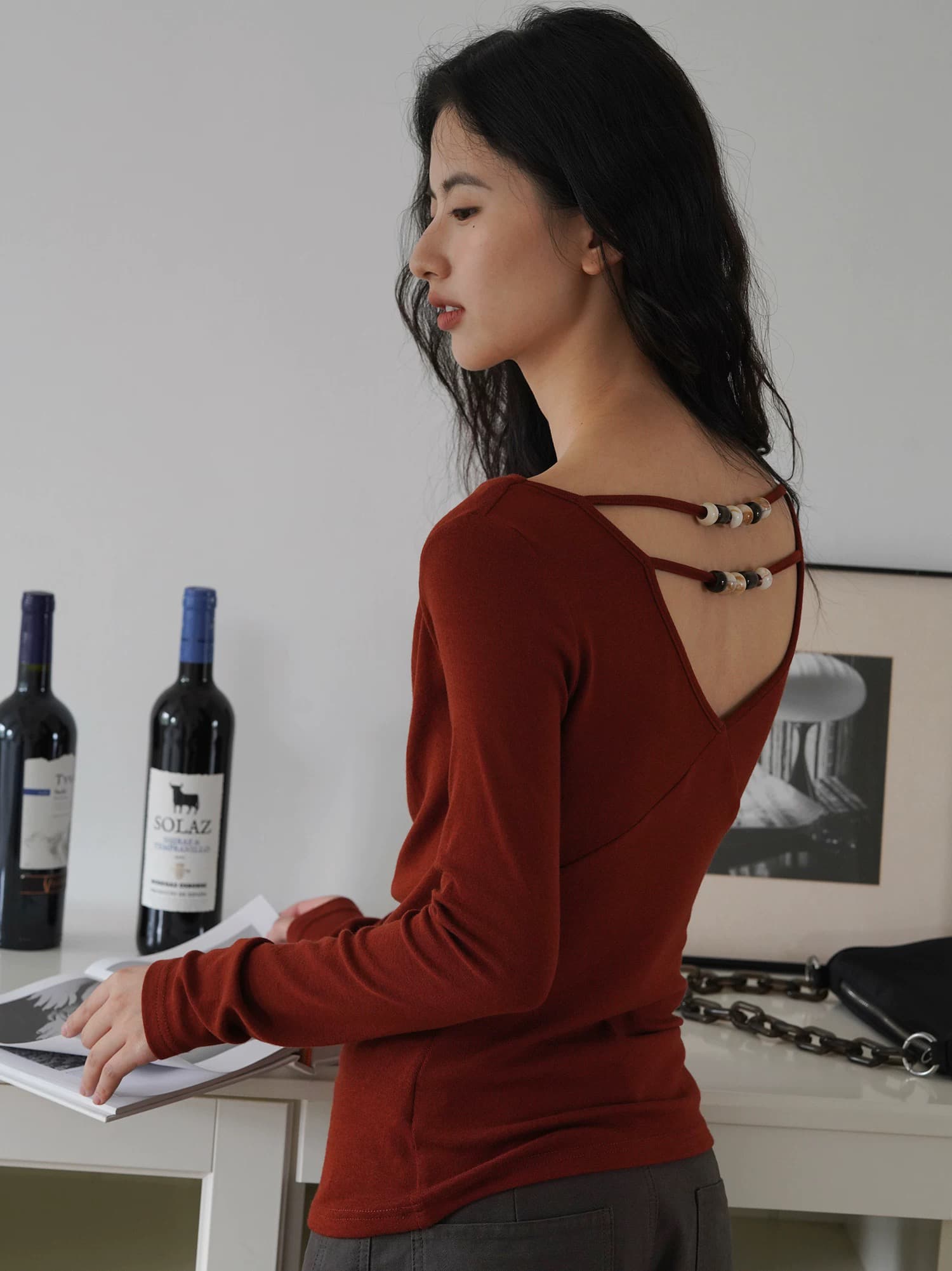 핫걸 바람 섹시함 페이크 레이어드 몸매 가꾸기 긴팔 티셔츠 여성 작은 대중 디자인 센스 슈퍼 잘 생긴 맨위 2026 가을 겨울