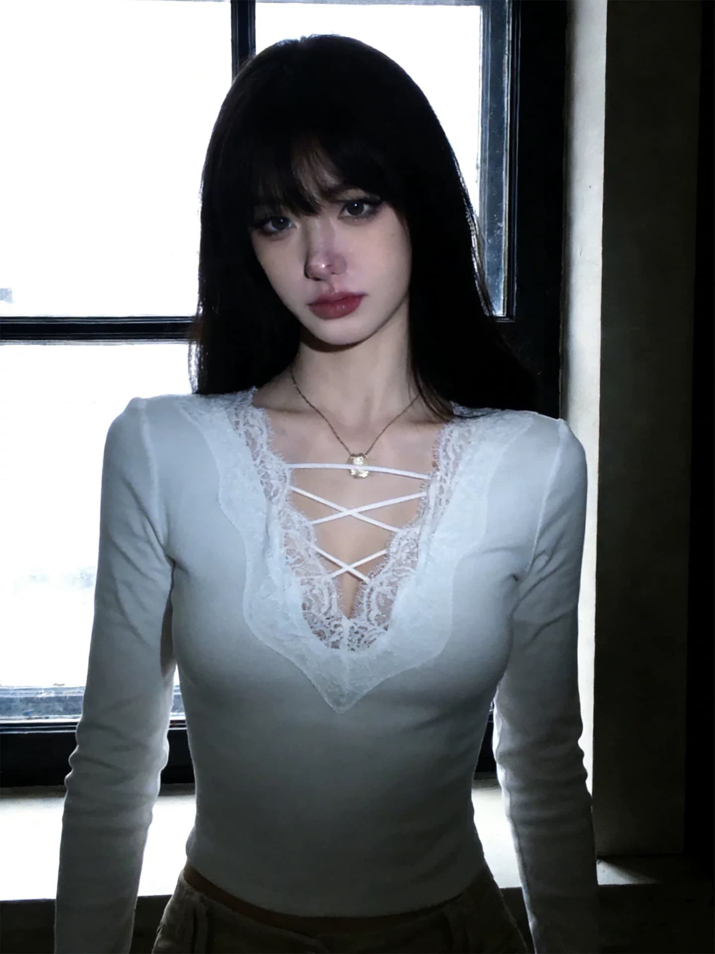 onetwo 순수한 욕망 바람 홀로우 아웃 레이스 조각 V넥 긴팔 티셔츠 여성 허리 수축 몸매 가꾸기 슬림해 보이는 기본 셔츠 맨위 상세 이미지 4