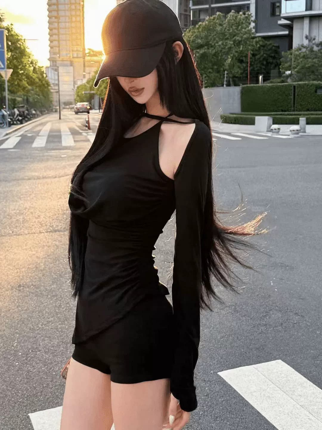 작은 심장 기계 발굴하다 어깨 홀로우 아웃 행침 목 맨위 여성 이슬 수단 긴팔 이른 가을 새로운 불규칙 밑단 중간 길이 티셔츠