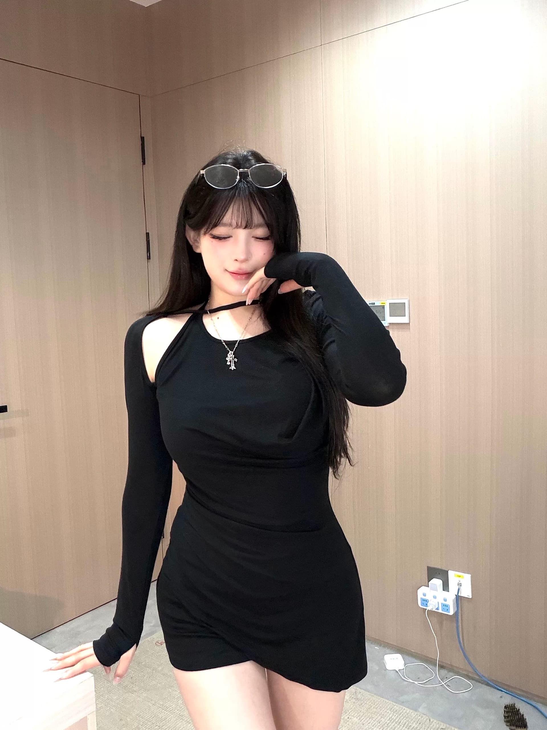 작은 심장 기계 발굴하다 어깨 홀로우 아웃 행침 목 맨위 여성 이슬 수단 긴팔 이른 가을 새로운 불규칙 밑단 중간 길이 티셔츠 상세 이미지 2