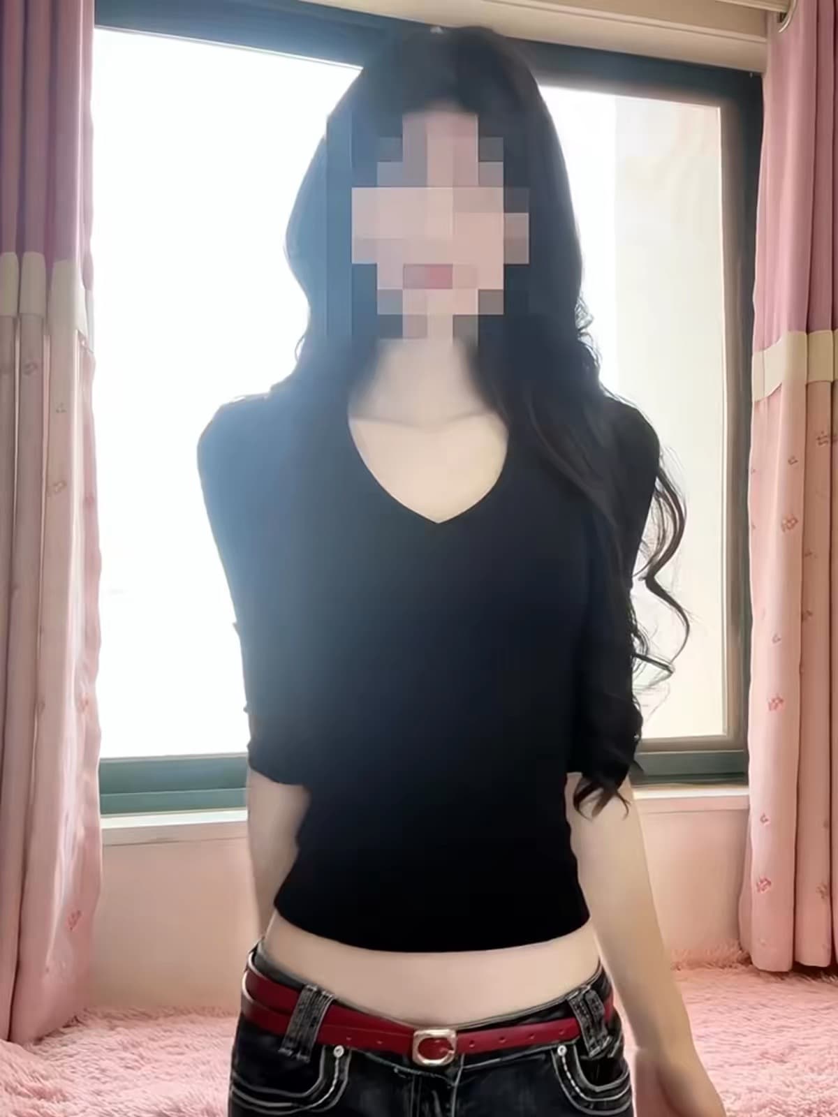 핫걸 바람 긍정적 인 어깨 검정색 V넥 중간 소매 티셔츠 여성 2026 여름 새로운 몸매 가꾸기 슬림해 보이는 기본 셔츠 다용도 맨위