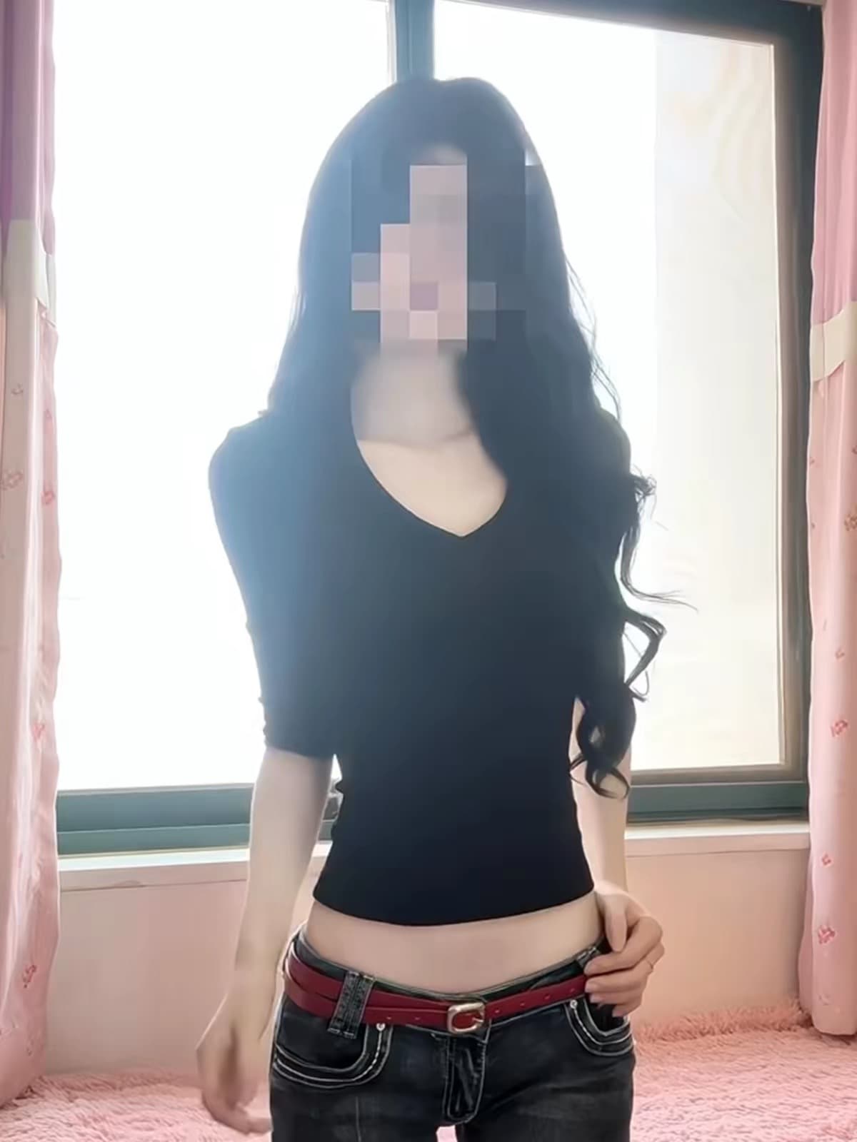 핫걸 바람 긍정적 인 어깨 검정색 V넥 중간 소매 티셔츠 여성 2026 여름 새로운 몸매 가꾸기 슬림해 보이는 기본 셔츠 다용도 맨위 이미지 2