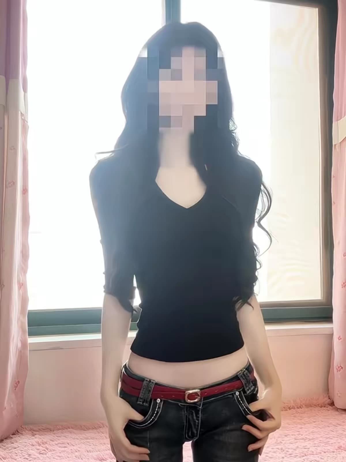 핫걸 바람 긍정적 인 어깨 검정색 V넥 중간 소매 티셔츠 여성 2026 여름 새로운 몸매 가꾸기 슬림해 보이는 기본 셔츠 다용도 맨위 이미지 3