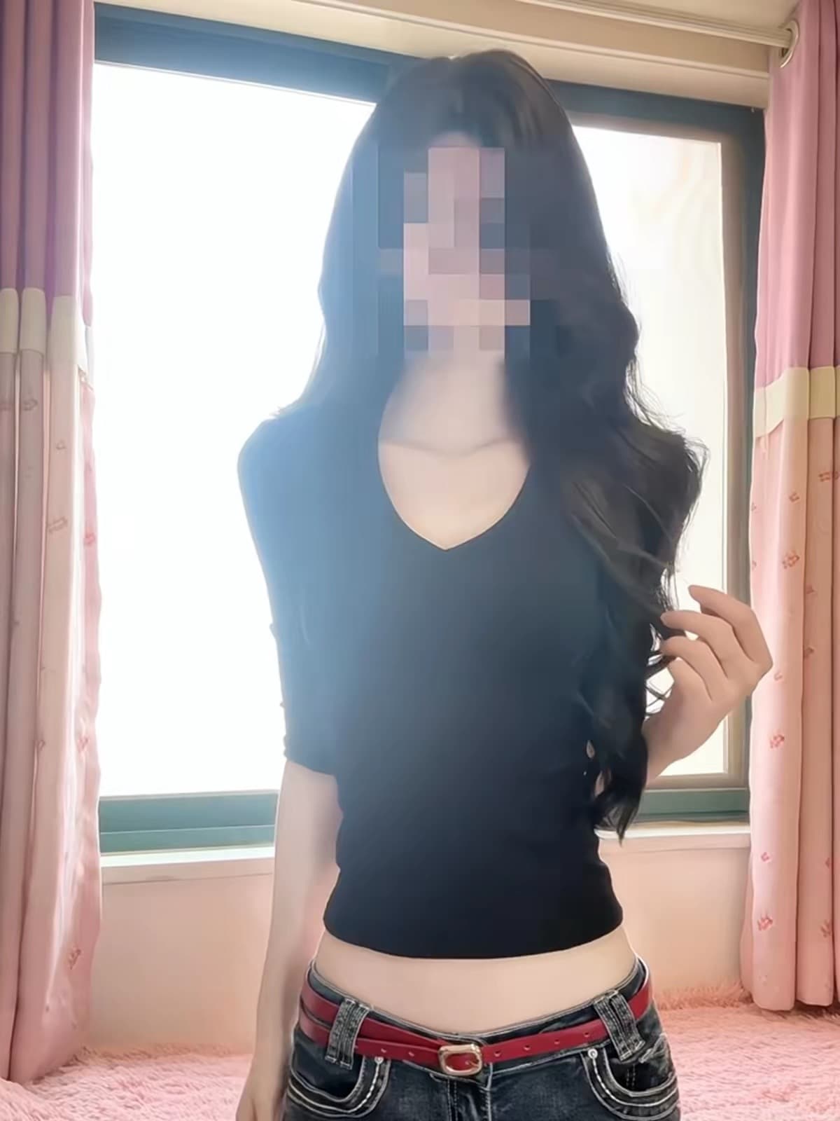 핫걸 바람 긍정적 인 어깨 검정색 V넥 중간 소매 티셔츠 여성 2026 여름 새로운 몸매 가꾸기 슬림해 보이는 기본 셔츠 다용도 맨위 이미지 4