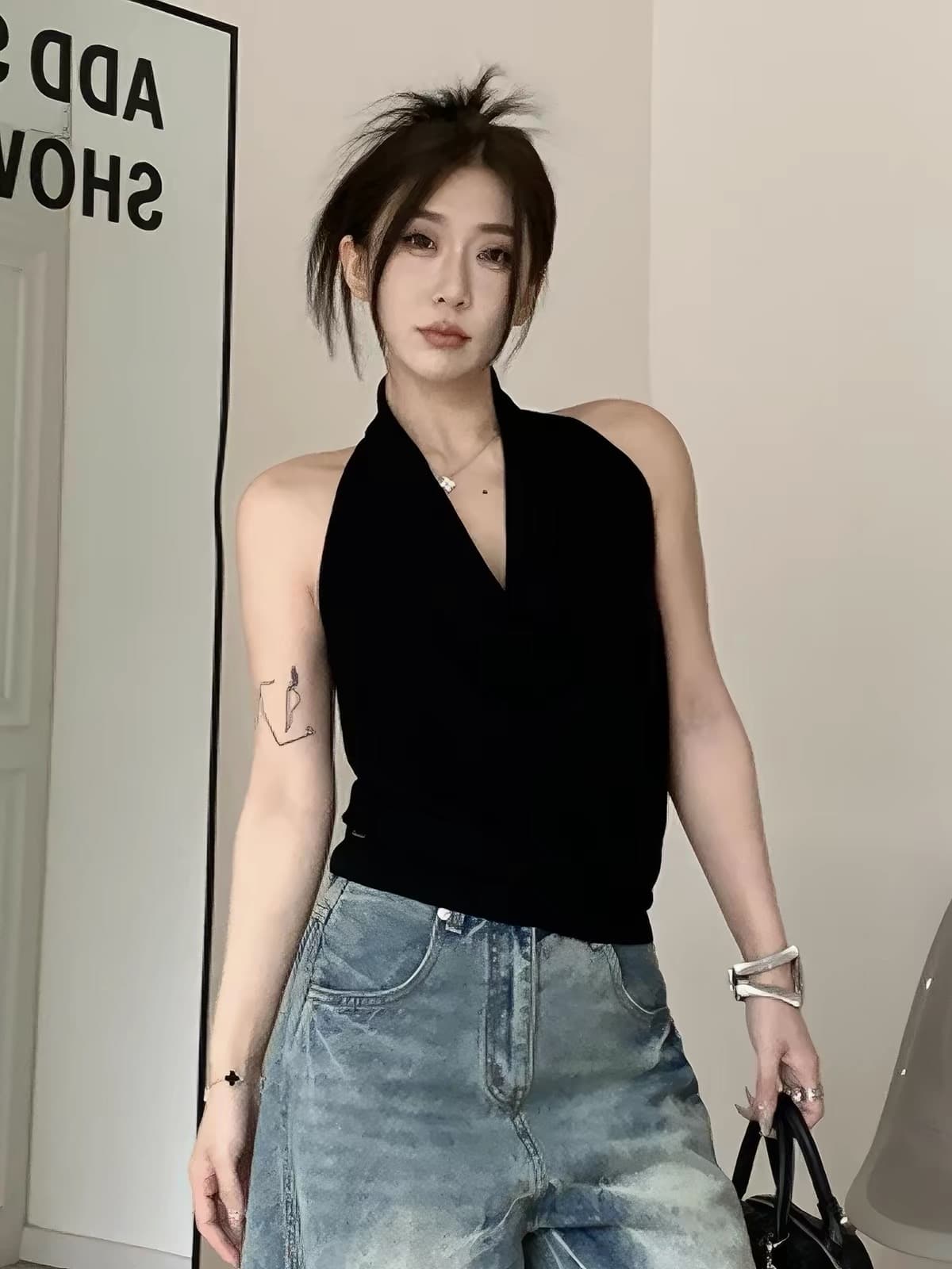 핫걸 섹시함 백리스 행침 목 작은 조끼 여성 여름 외출용 2025 새로운 순수한 욕망 흔들다 칼라 민소매 맨위 쇼트 스타일 이미지 4