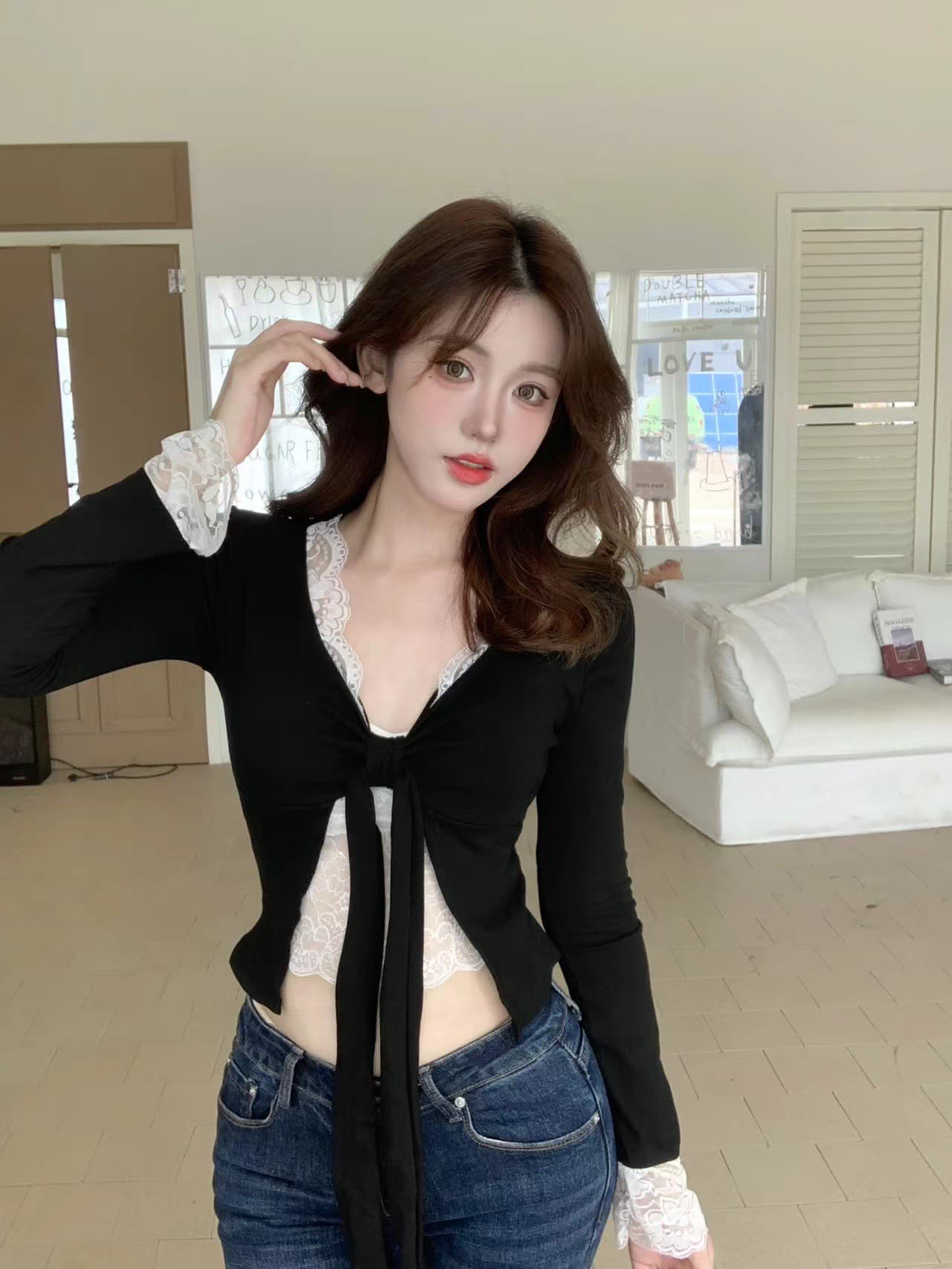 V넥 레이스 조각 레이스업 긴팔 맨위 여성 봄 가을 순수한 욕망 나팔 소매 몸매 가꾸기 홀로우 아웃 슬림해 보이는 만나는 작은 셔츠 상세 이미지 2