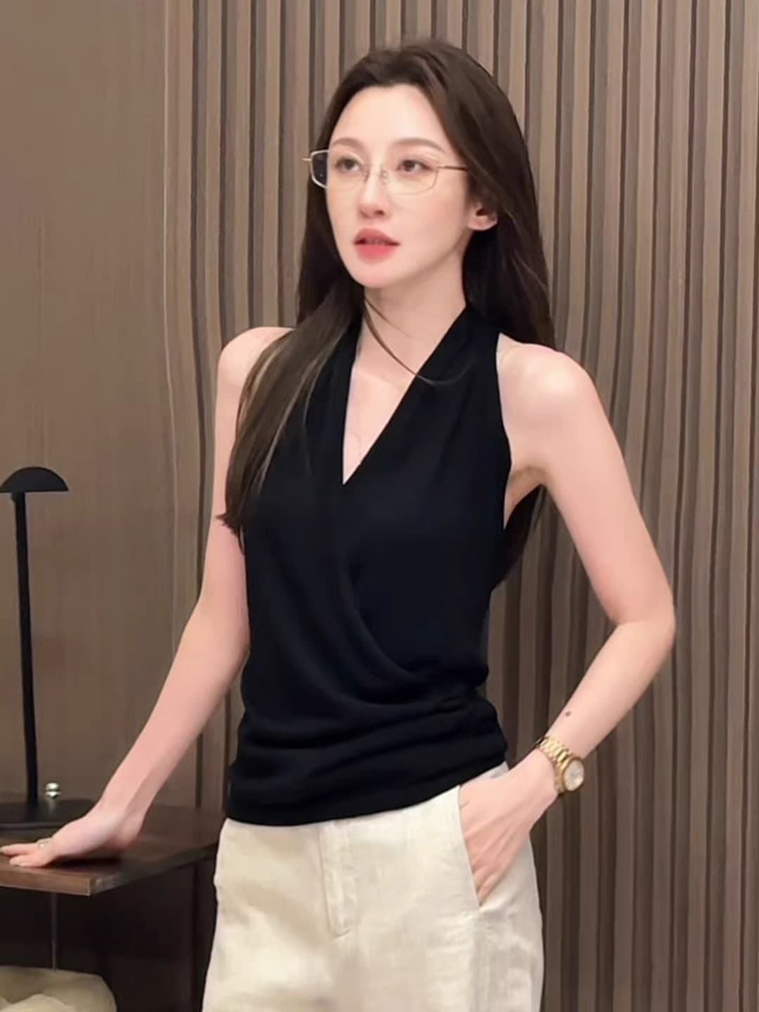 섹시함 V넥 십자가 검정색 캐미솔 여름 외출용 2026 새로운 몸매 가꾸기 슬림해 보이는 인사이드 가져 가라. 민소매 맨위 이미지 4