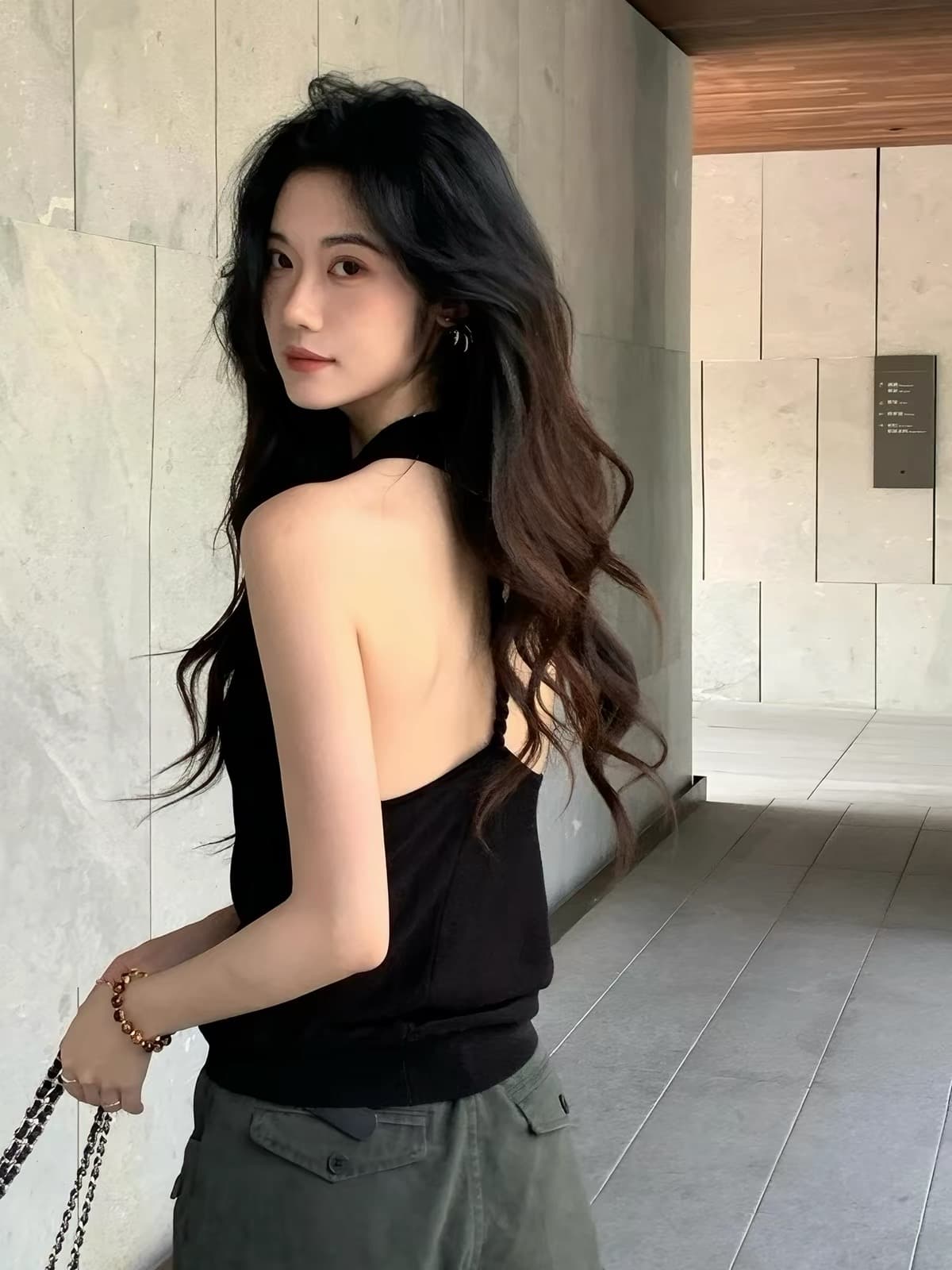 핫걸 섹시함 백리스 검정색 행침 목 작은 슬링 조끼 여성 여름 디자인 센스 외출용 순수한 욕망 흔들다 칼라 민소매 맨위