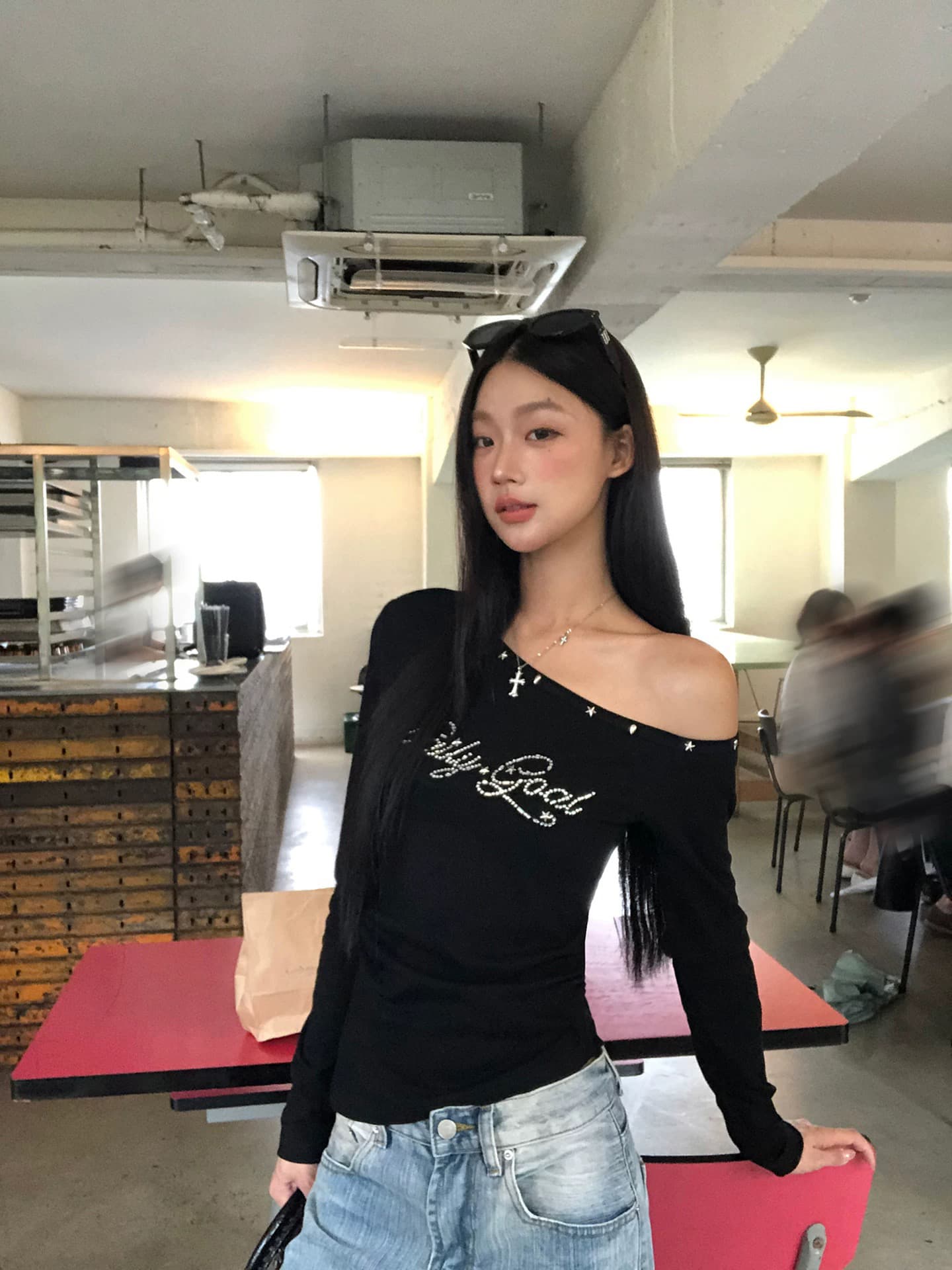 레드 맨 큐레이터 소매 티셔츠 여성 2026 새로운 가을 검정색 기본 셔츠 작은 대중 아니요 명중 셔츠 오프숄더 비스듬한 어깨 의류