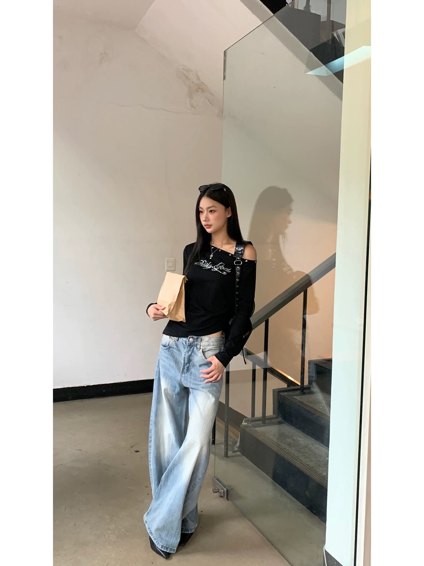 레드 맨 큐레이터 소매 티셔츠 여성 2026 새로운 가을 검정색 기본 셔츠 작은 대중 아니요 명중 셔츠 오프숄더 비스듬한 어깨 의류 이미지 4