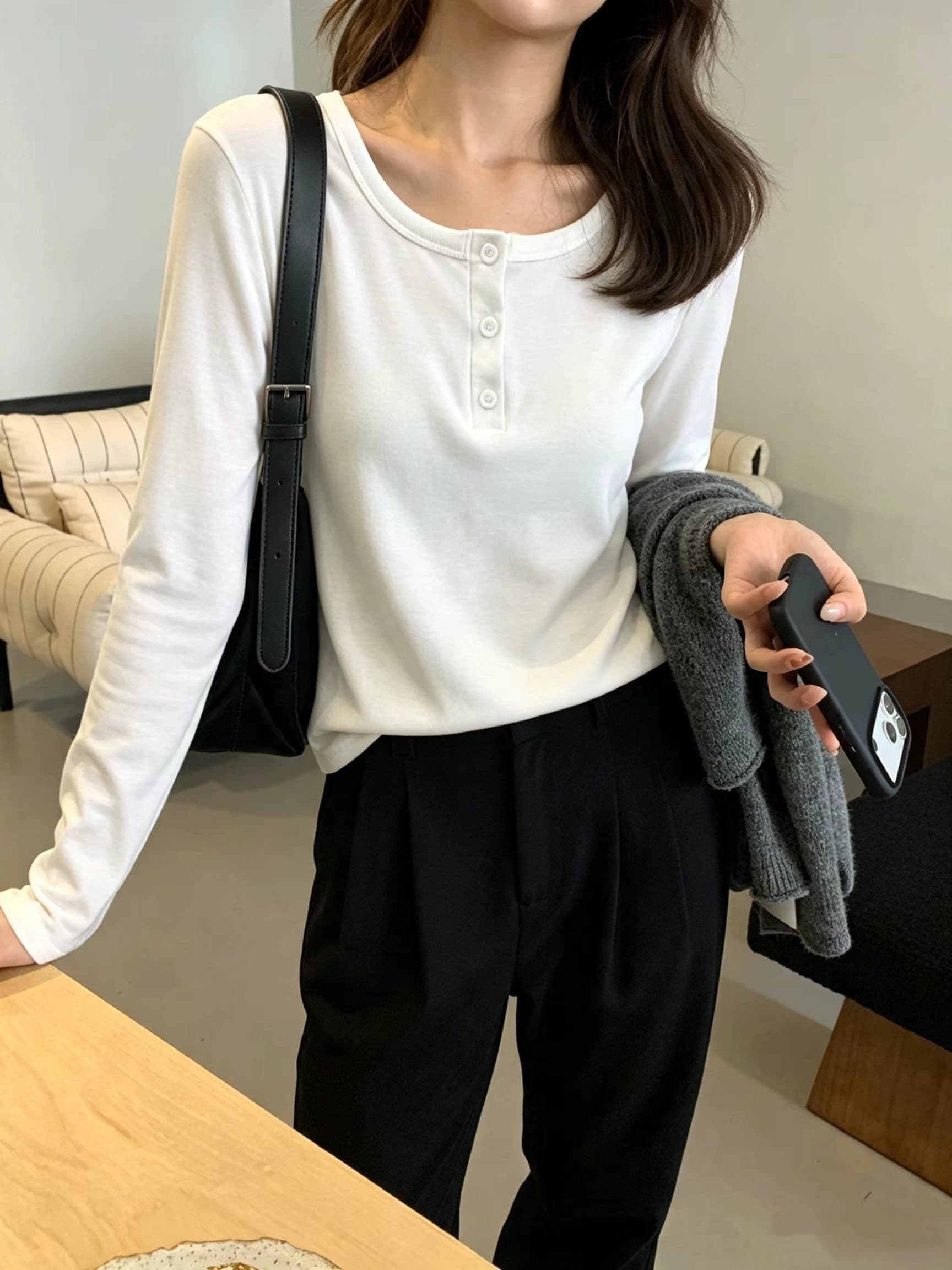 디자인 센스 단추 u 칼라 긍정적 인 어깨 긴팔 기본 셔츠 여성 몸매 가꾸기 쇼트 스타일 낮은 네크라인 티셔츠 단색 2026 봄 맨위
