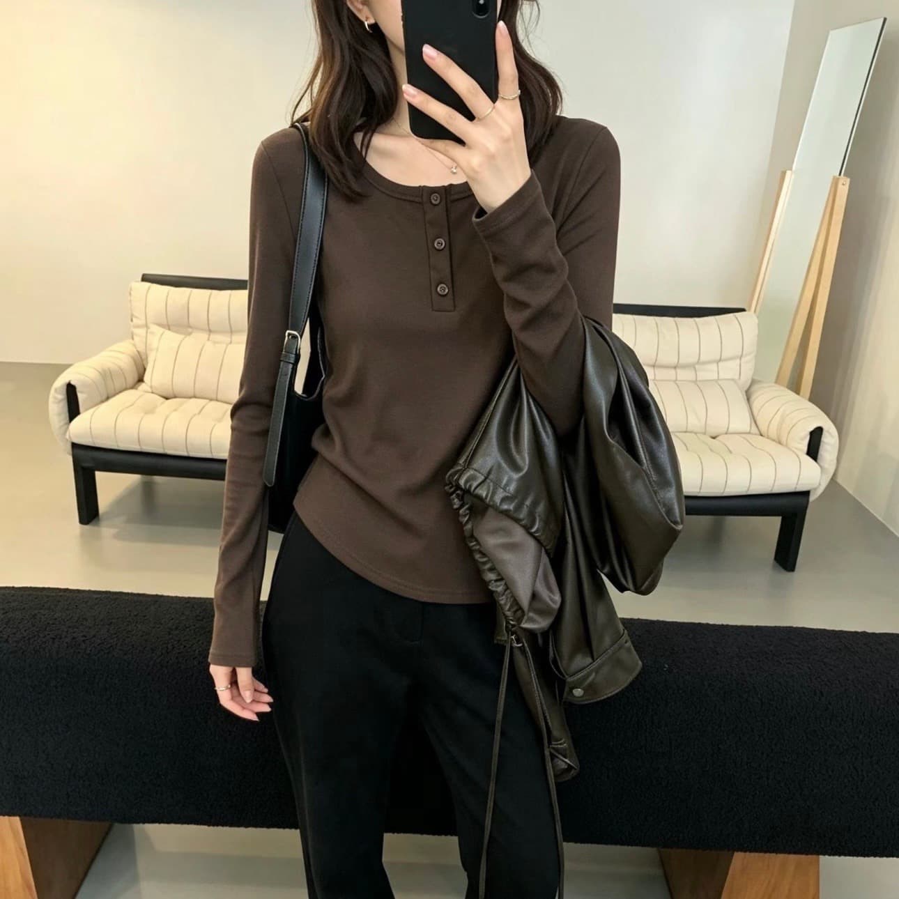 디자인 센스 단추 u 칼라 긍정적 인 어깨 긴팔 기본 셔츠 여성 몸매 가꾸기 쇼트 스타일 낮은 네크라인 티셔츠 단색 2026 봄 맨위 상세 이미지 1