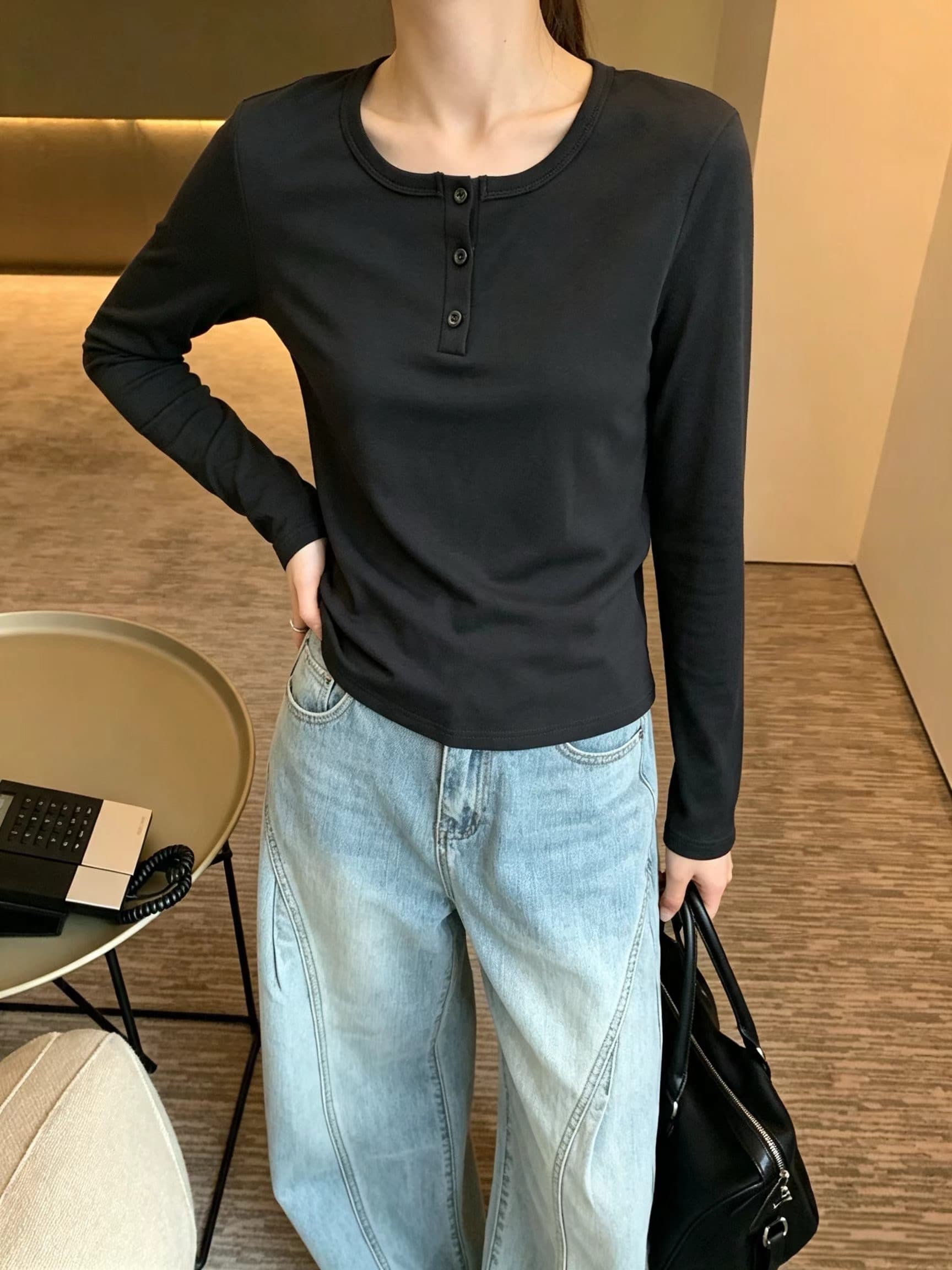 디자인 센스 단추 u 칼라 긍정적 인 어깨 긴팔 기본 셔츠 여성 몸매 가꾸기 쇼트 스타일 낮은 네크라인 티셔츠 단색 2026 봄 맨위 상세 이미지 4