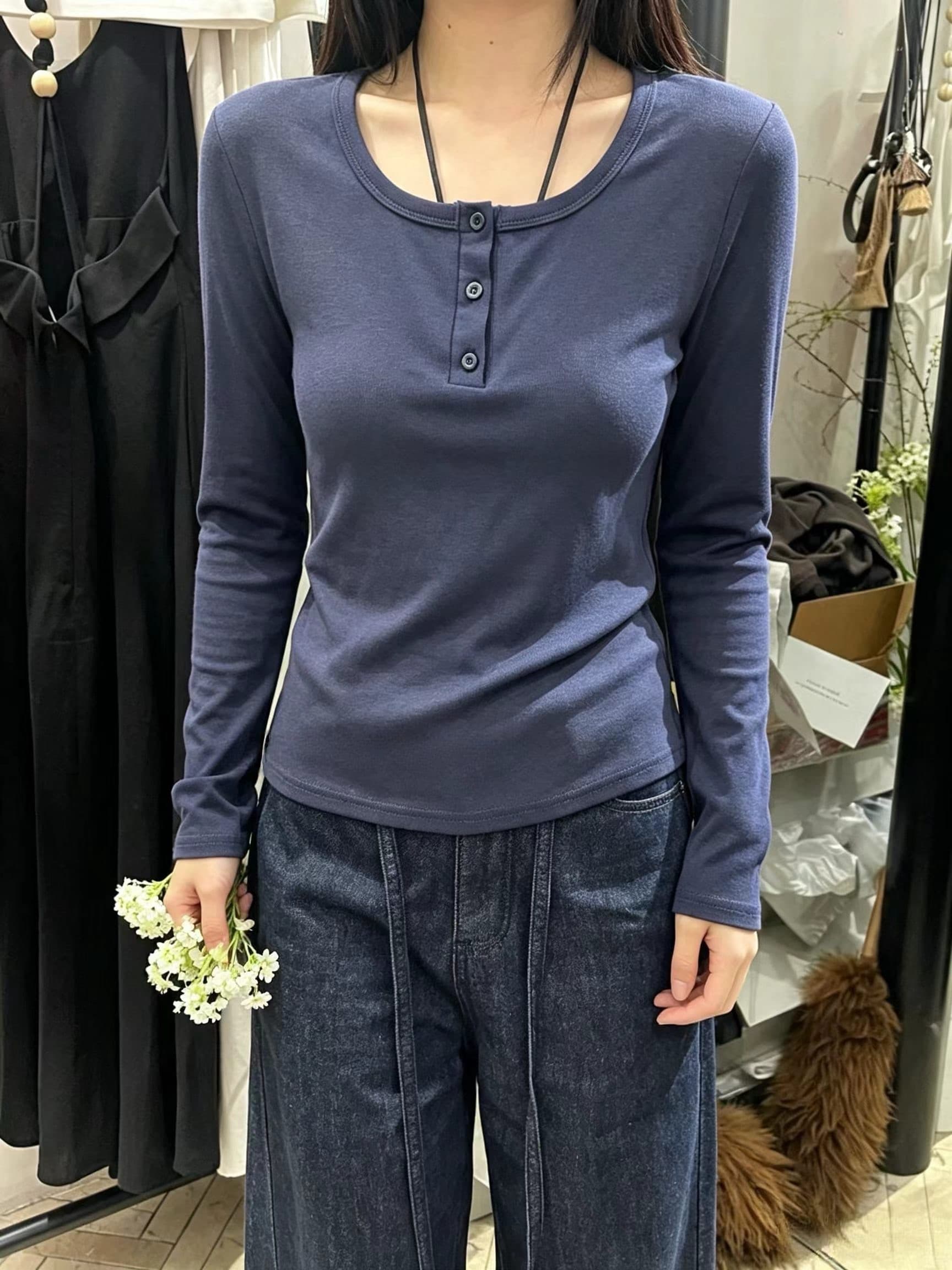 디자인 센스 단추 u 칼라 긍정적 인 어깨 긴팔 기본 셔츠 여성 몸매 가꾸기 쇼트 스타일 낮은 네크라인 티셔츠 단색 2026 봄 맨위 상세 이미지 6